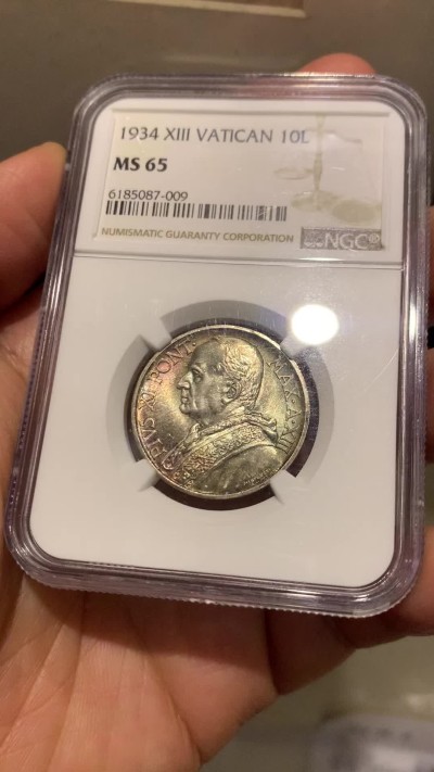 《竞宝斋》第245场-周日，周一 ，周二3场连拍 (全场包邮) NGC MS65 梵蒂冈1934年10里拉，顶级五彩车轮光