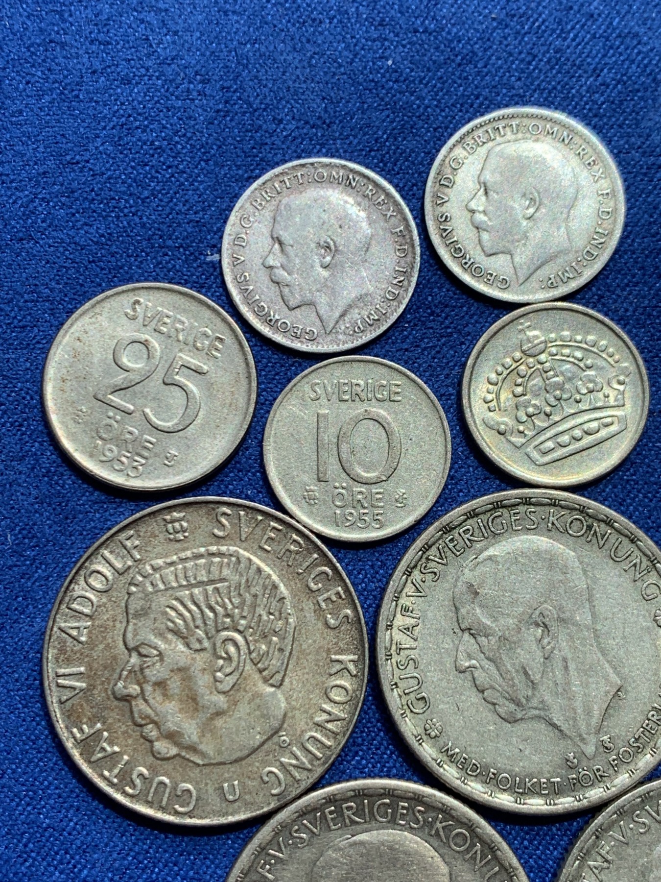 《竞宝斋》第245场-周日，周一 ，周二3场连拍 (全场包邮) 9枚一组瑞典不同年份1KR银币四枚、25欧尔一枚、10欧尔两枚、英国3便士小银币两枚。