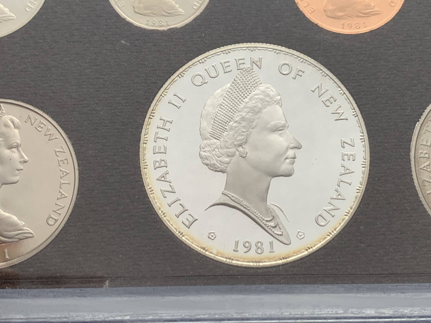 《竞宝斋》第245场-周日，周一 ，周二3场连拍 (全场包邮) 新西兰1981年流通硬币proof set硬塑套装 含一枚大银币 稀见