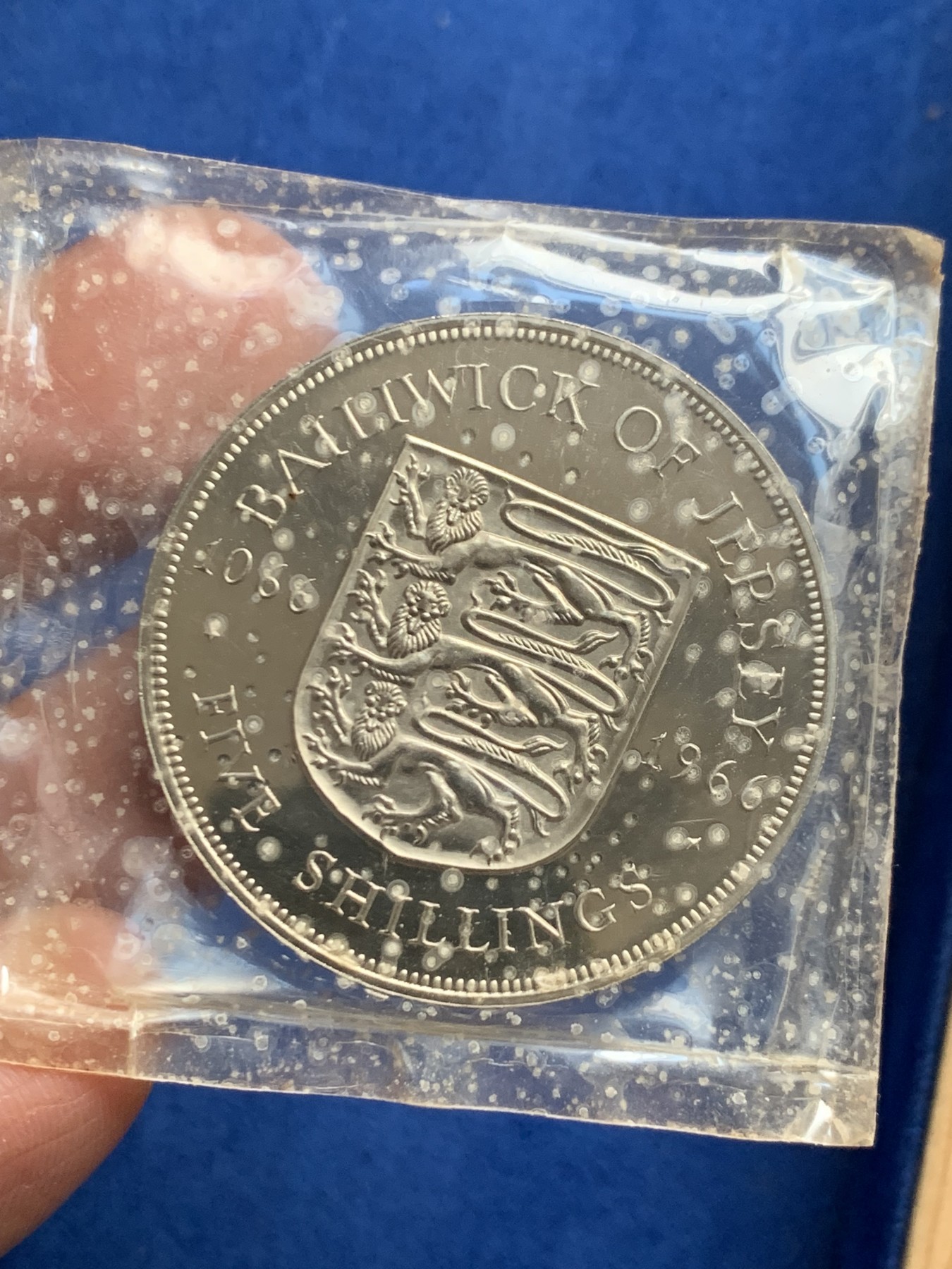 《竞宝斋》第245场-周日，周一 ，周二3场连拍 (全场包邮) 英属泽西 1966年 伊丽莎白二世精制套币 2枚5先令一套 官方原盒 白点是塑料膜上的氧化 币保存的很好