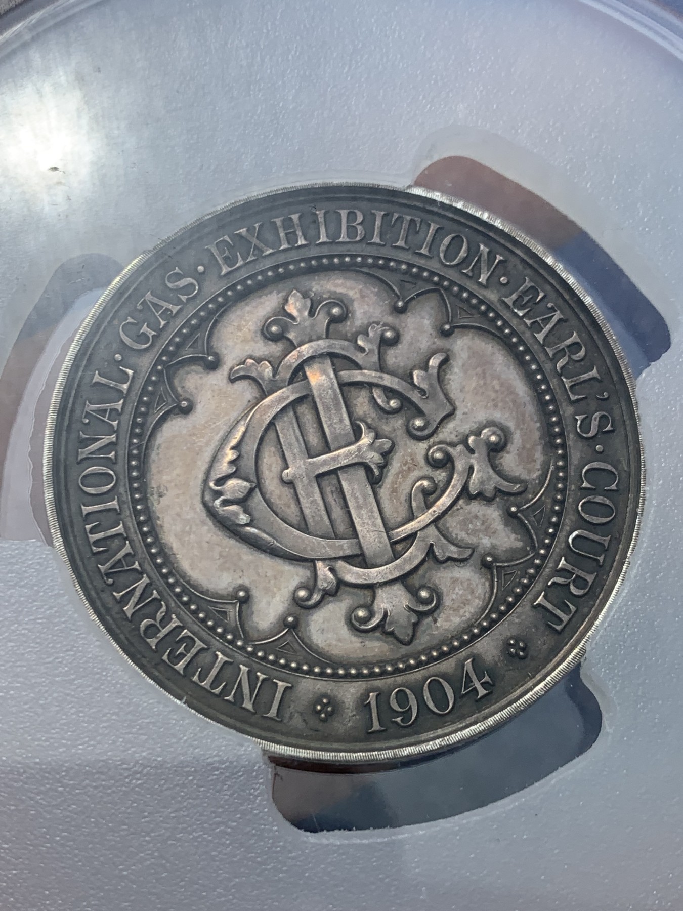 《竞宝斋》第245场-周日，周一 ，周二3场连拍 (全场包邮) PCGS-SP62 英国 1904年 燃气公司 高浮雕 大银章 45MM 唯一冠军分 欧洲包浆 非常漂亮