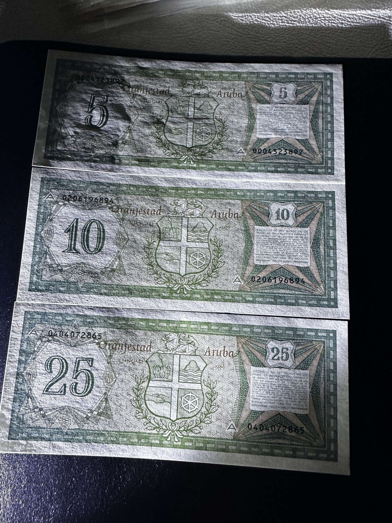 《外钞收藏家》第三百四十七期 美洲纸币专场（荷属安的列斯、福克兰群岛、阿鲁巴、墨西哥等） 阿鲁巴1986年5/10/25弗洛林，小套3枚（P1-3）全新UNC