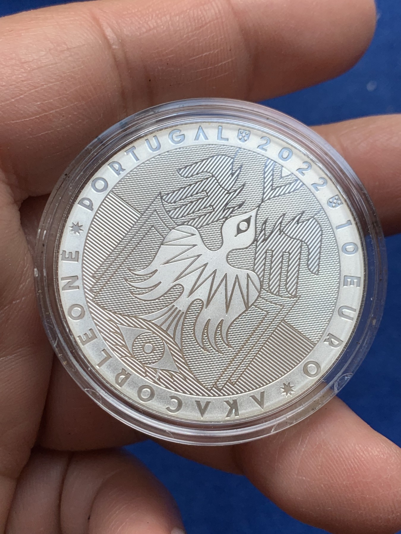 《竞宝斋》第245场-周日，周一 ，周二3场连拍 (全场包邮) 葡萄牙2022年发行-城市当代艺术系列“阿卡柯里昂”彩银纪念币-10欧精制币（限量4000枚，带树脂底盘展架，市价800元） 礼盒装含证书 27.2克 40mm 925银