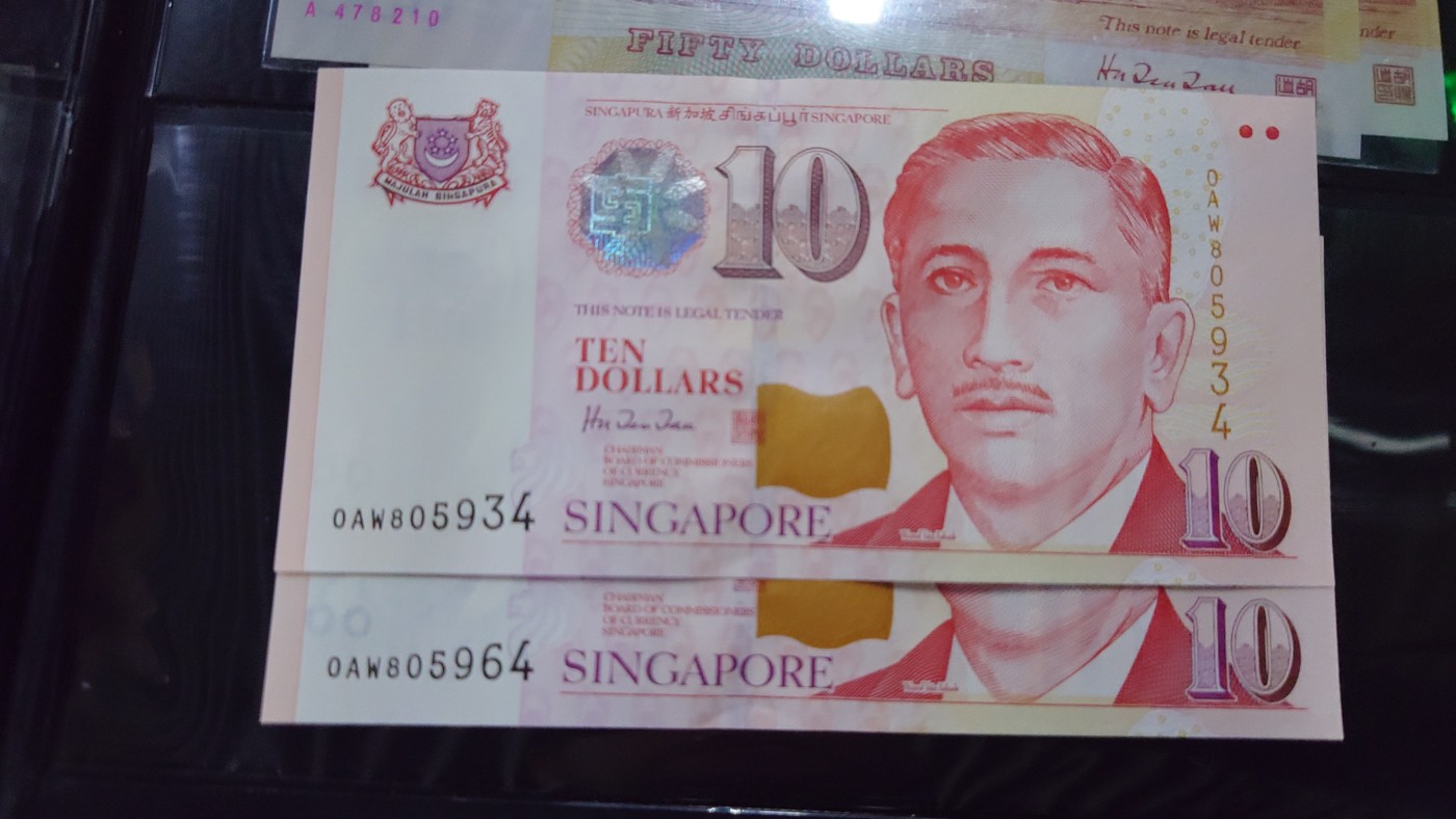 【世界钱币】精选微拍第96期暨2024年第七期 年度惊喜让利回馈 真正超低价起拍 1999年新加坡人像版10元 纸币首签胡赐道 全新绝品无斑尾号934+964两张为一件