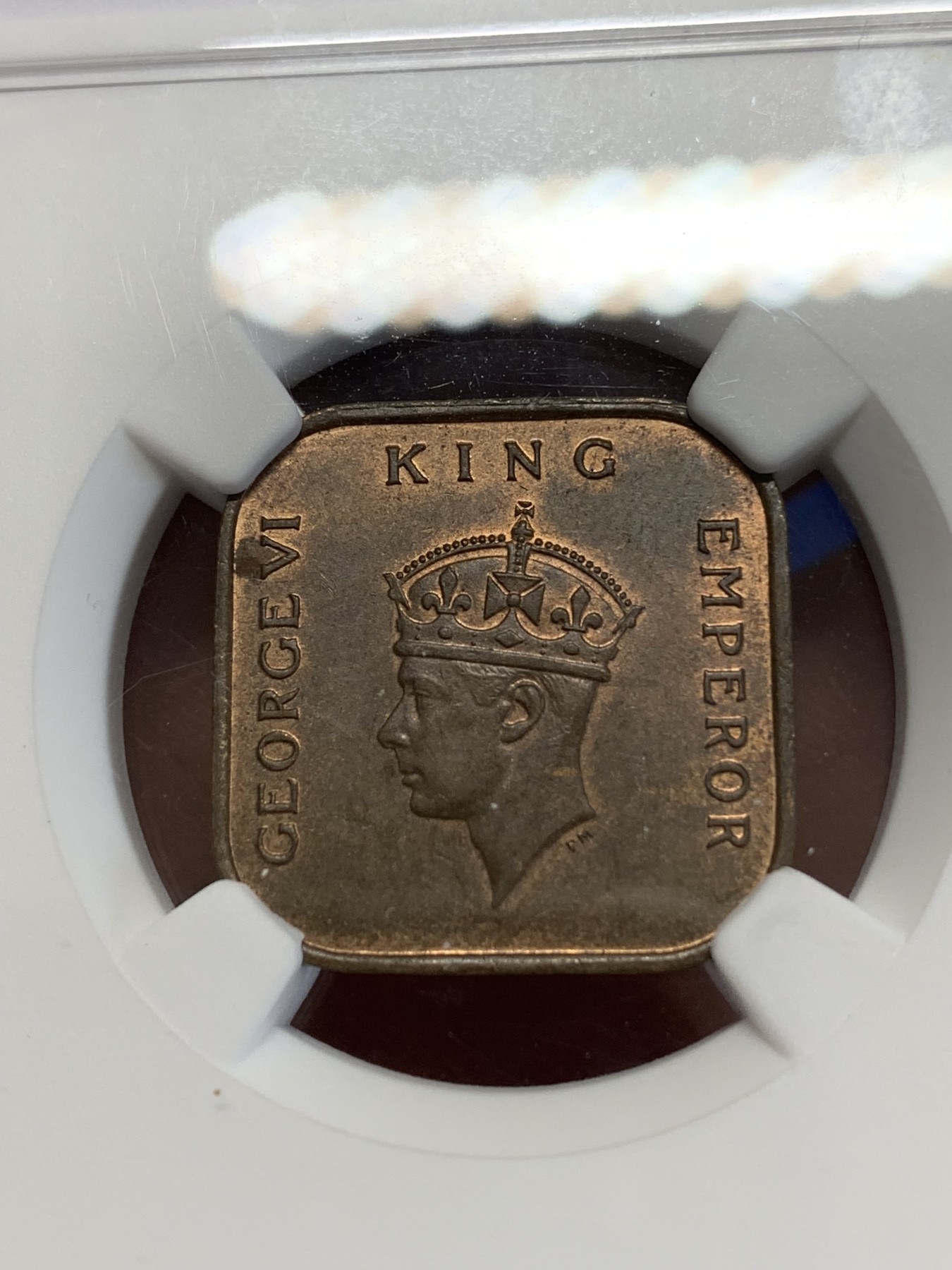 《竞宝斋》第245场-周日，周一 ，周二3场连拍 (全场包邮) NGC-MS63BN 1939年马来亚乔治六世1分方形铜币，早期大版，不是常见的后期小版。红铜光犹存，更高分仅4枚。