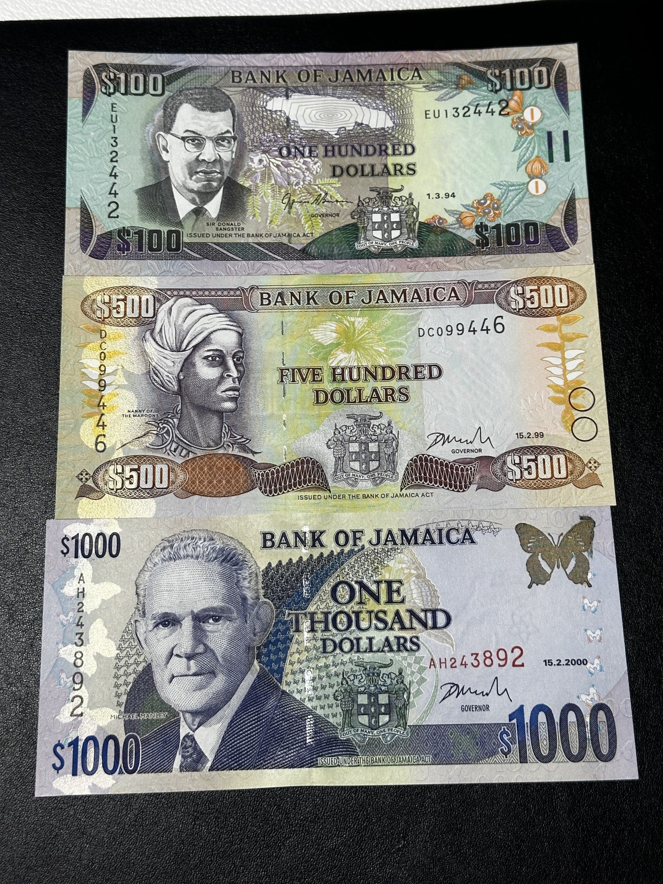 《外钞收藏家》第三百四十七期 美洲纸币专场（荷属安的列斯、福克兰群岛、阿鲁巴、墨西哥等） 牙买加1994-2000年版100/500/1000元，套币3枚全（P76-78）全新UNC