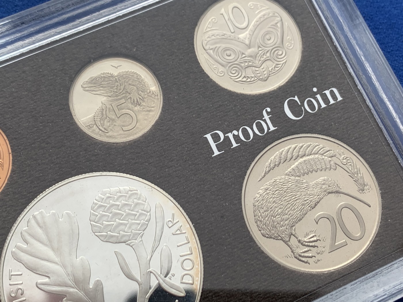 《竞宝斋》第245场-周日，周一 ，周二3场连拍 (全场包邮) 新西兰1981年流通硬币proof set硬塑套装 含一枚大银币 稀见