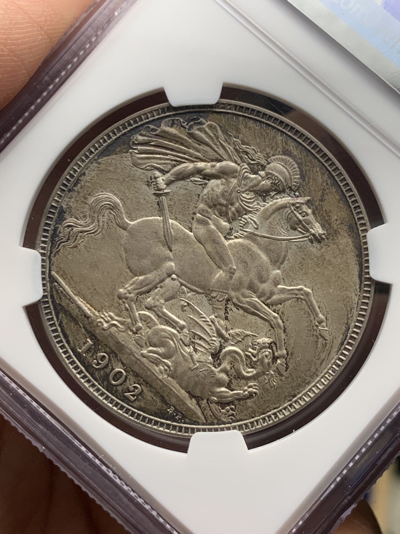 《竞宝斋》第245场-周日，周一 ，周二3场连拍 (全场包邮) NGC-PF65 英国1902年爱七精制马剑克朗 百年英伦木炭包浆 最高也就66分了 顶级到头品相