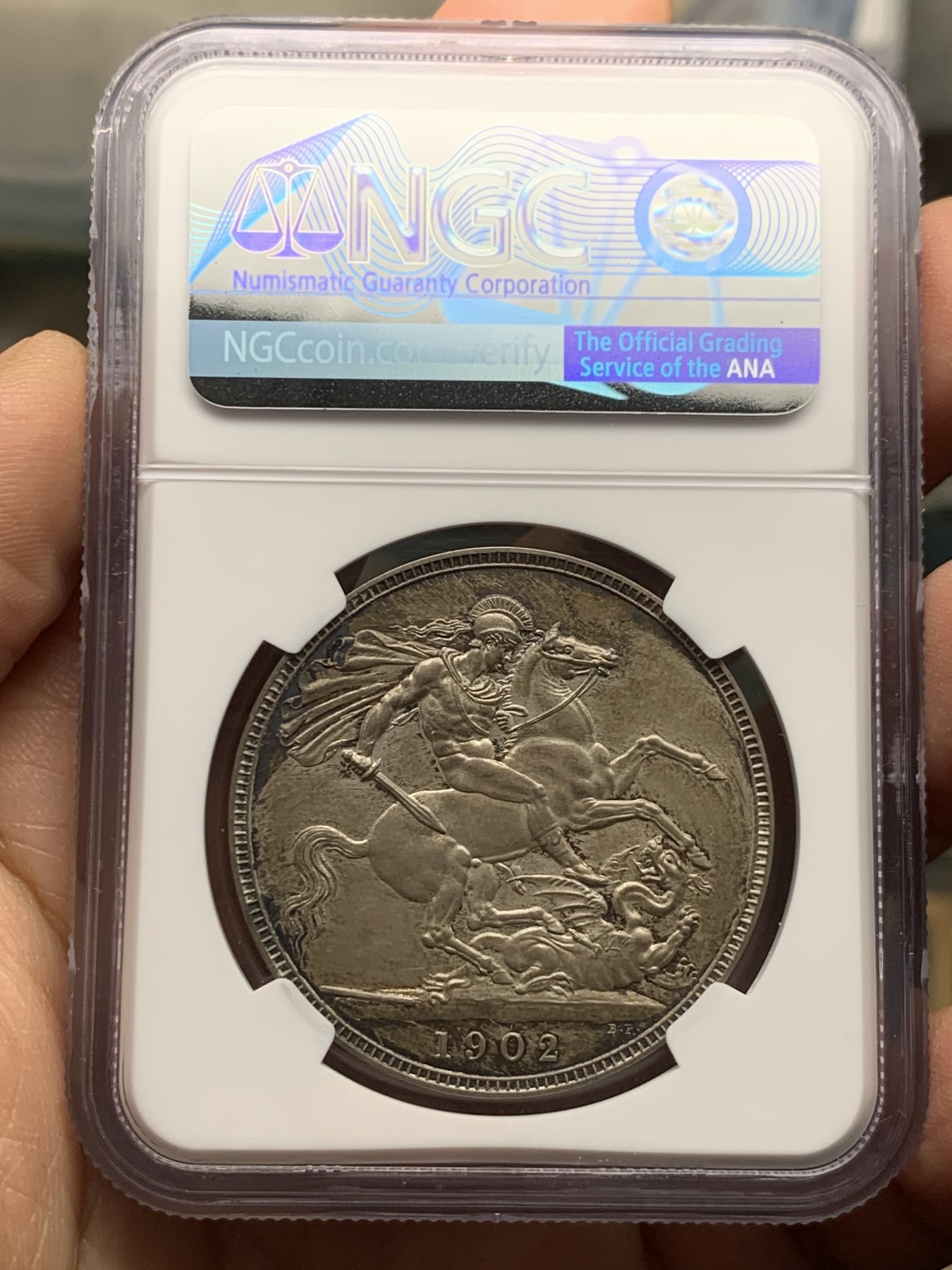 《竞宝斋》第245场-周日，周一 ，周二3场连拍 (全场包邮) NGC-PF65 英国1902年爱七精制马剑克朗 百年英伦木炭包浆 最高也就66分了 顶级到头品相