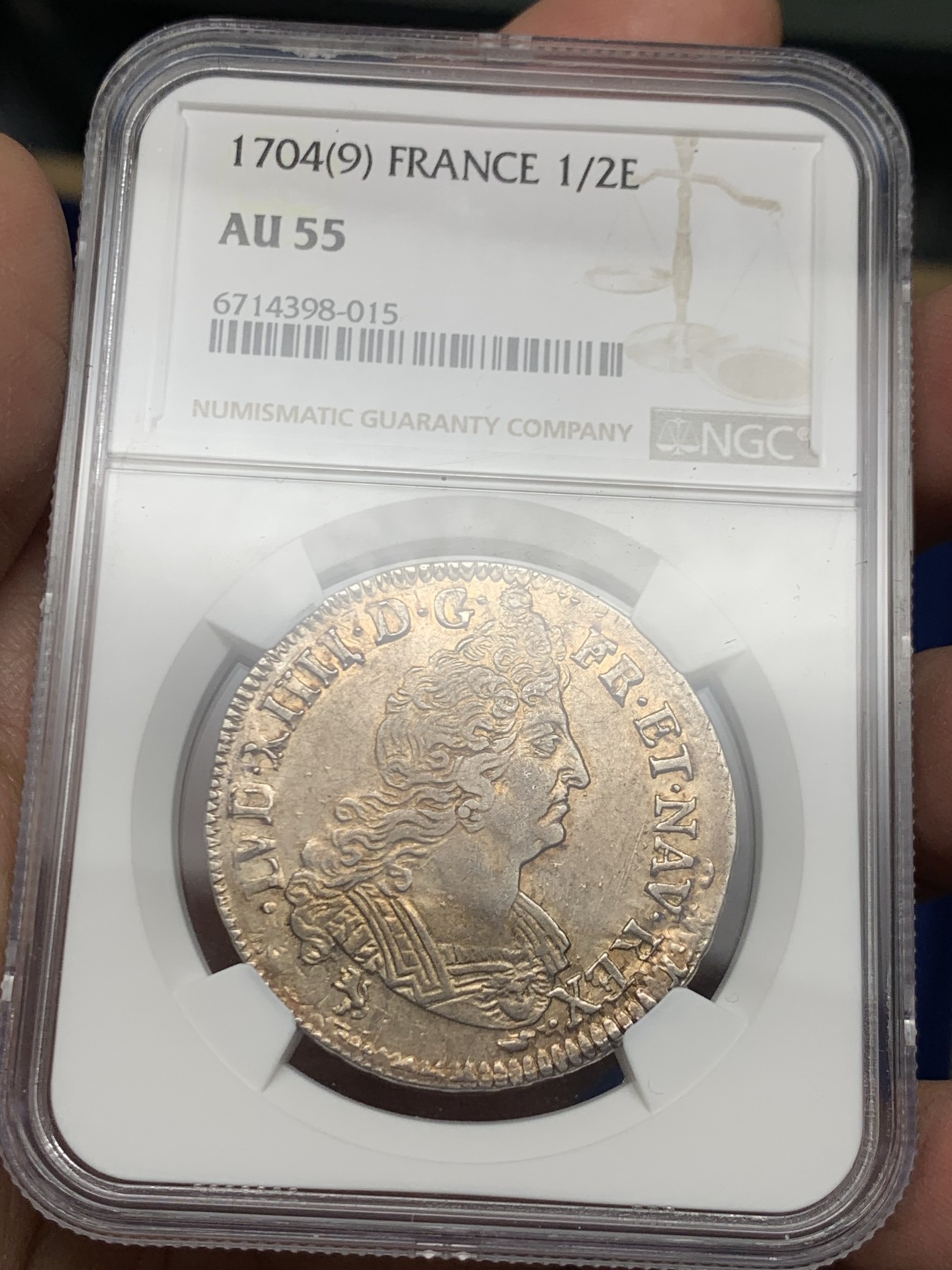 《竞宝斋》第245场-周日，周一 ，周二3场连拍 (全场包邮) 亚军分 NGC AU55 法国 1704(9) 路易十四 太阳王 半埃居银币 淡彩包浆全深打