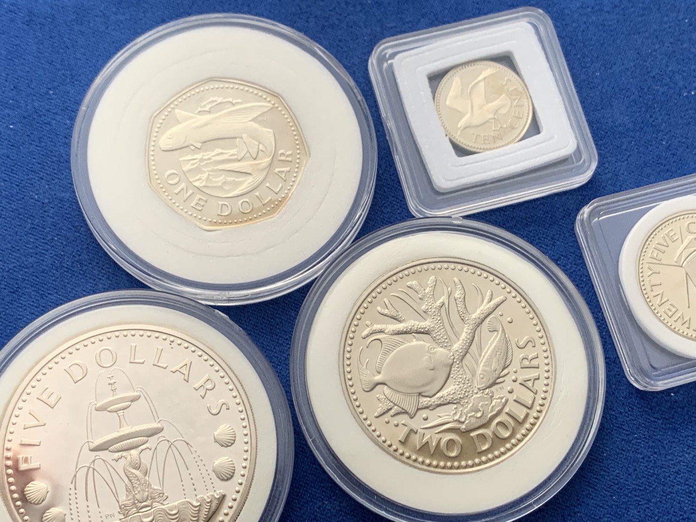 《竞宝斋》第245场-周日，周一 ，周二3场连拍 (全场包邮) 5枚一组 巴巴多斯1979年精制套币（喷泉为1盎司精制银币，其余为合金币，1979年的发行量为历年最少4126枚） 38mm 999银