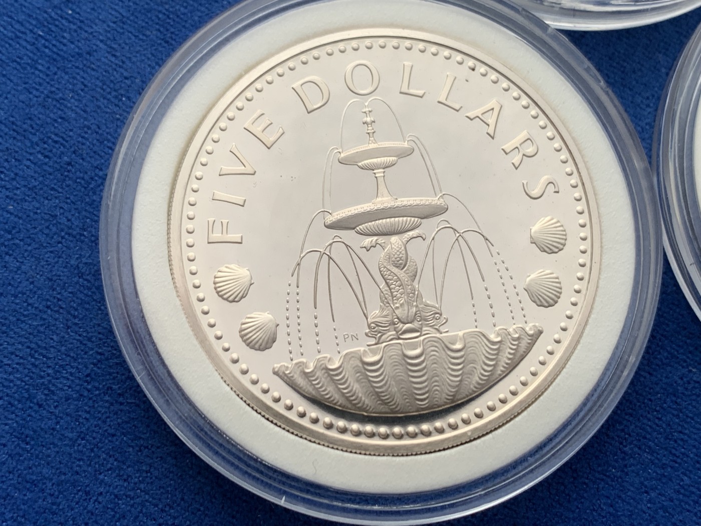 《竞宝斋》第245场-周日，周一 ，周二3场连拍 (全场包邮) 5枚一组 巴巴多斯1979年精制套币（喷泉为1盎司精制银币，其余为合金币，1979年的发行量为历年最少4126枚） 38mm 999银