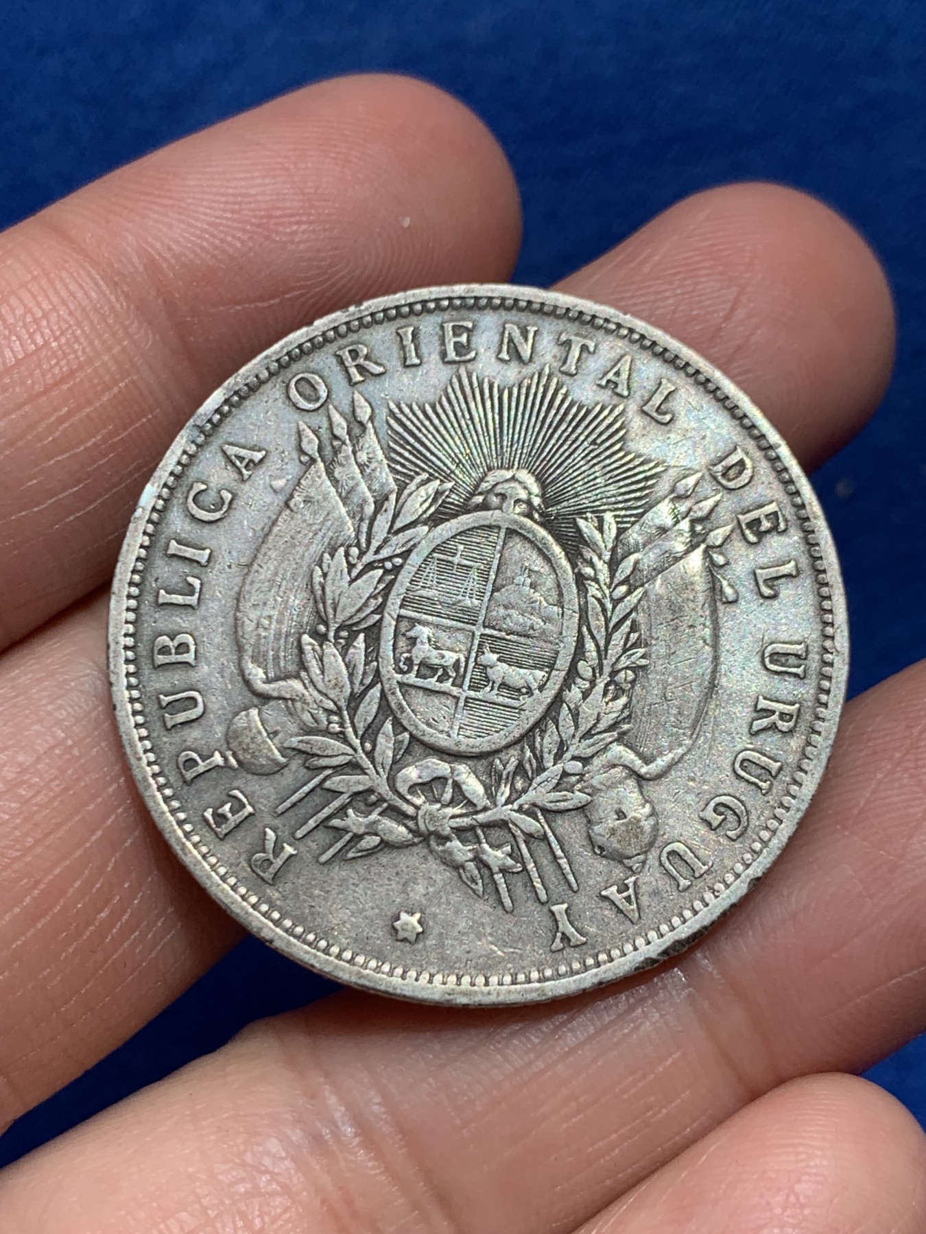 《竞宝斋》第245场-周日，周一 ，周二3场连拍 (全场包邮) 乌拉圭 1895年 1比索 大银币 南美热门品种 早期年份 细节见图