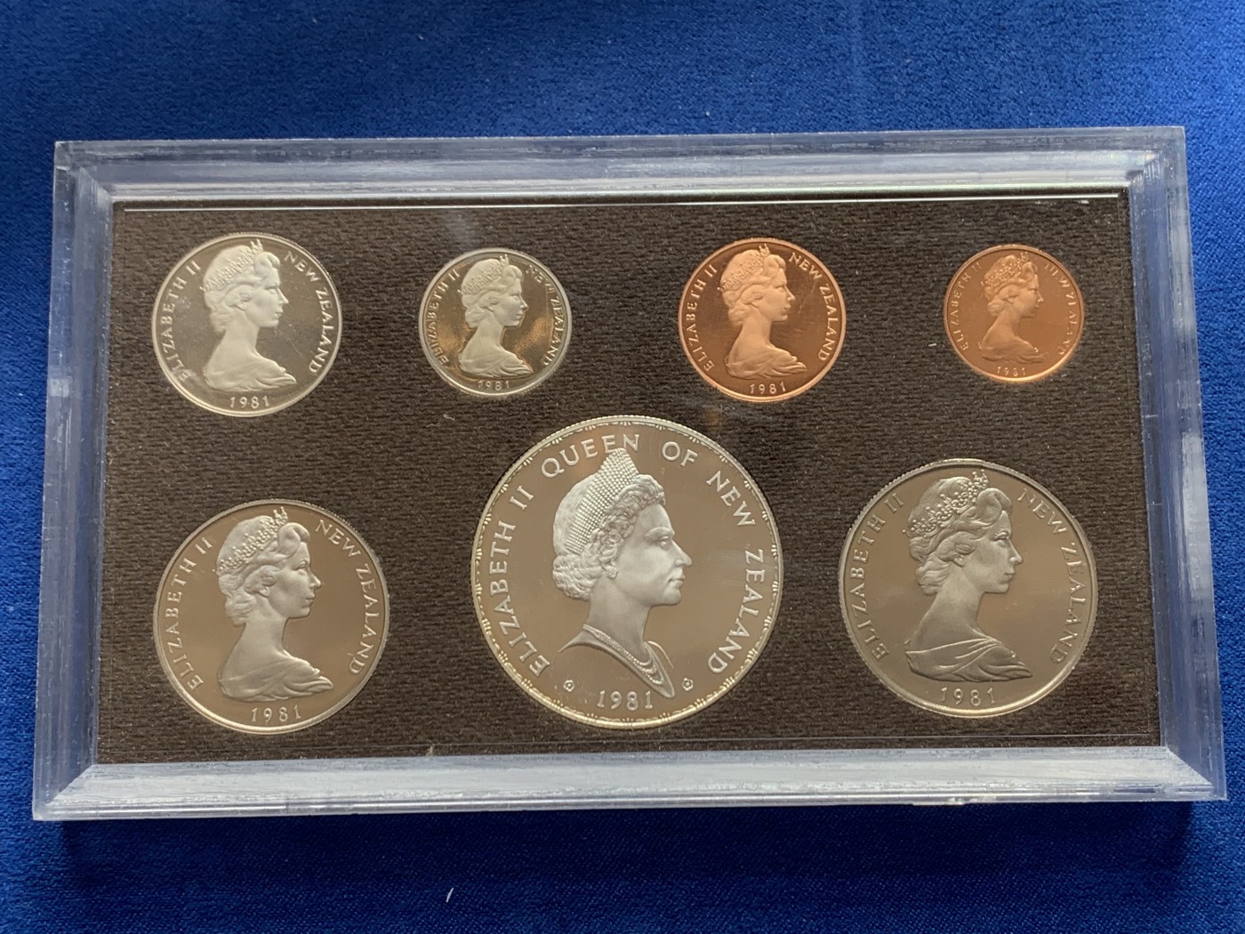 《竞宝斋》第245场-周日，周一 ，周二3场连拍 (全场包邮) 新西兰1981年流通硬币proof set硬塑套装 含一枚大银币 稀见