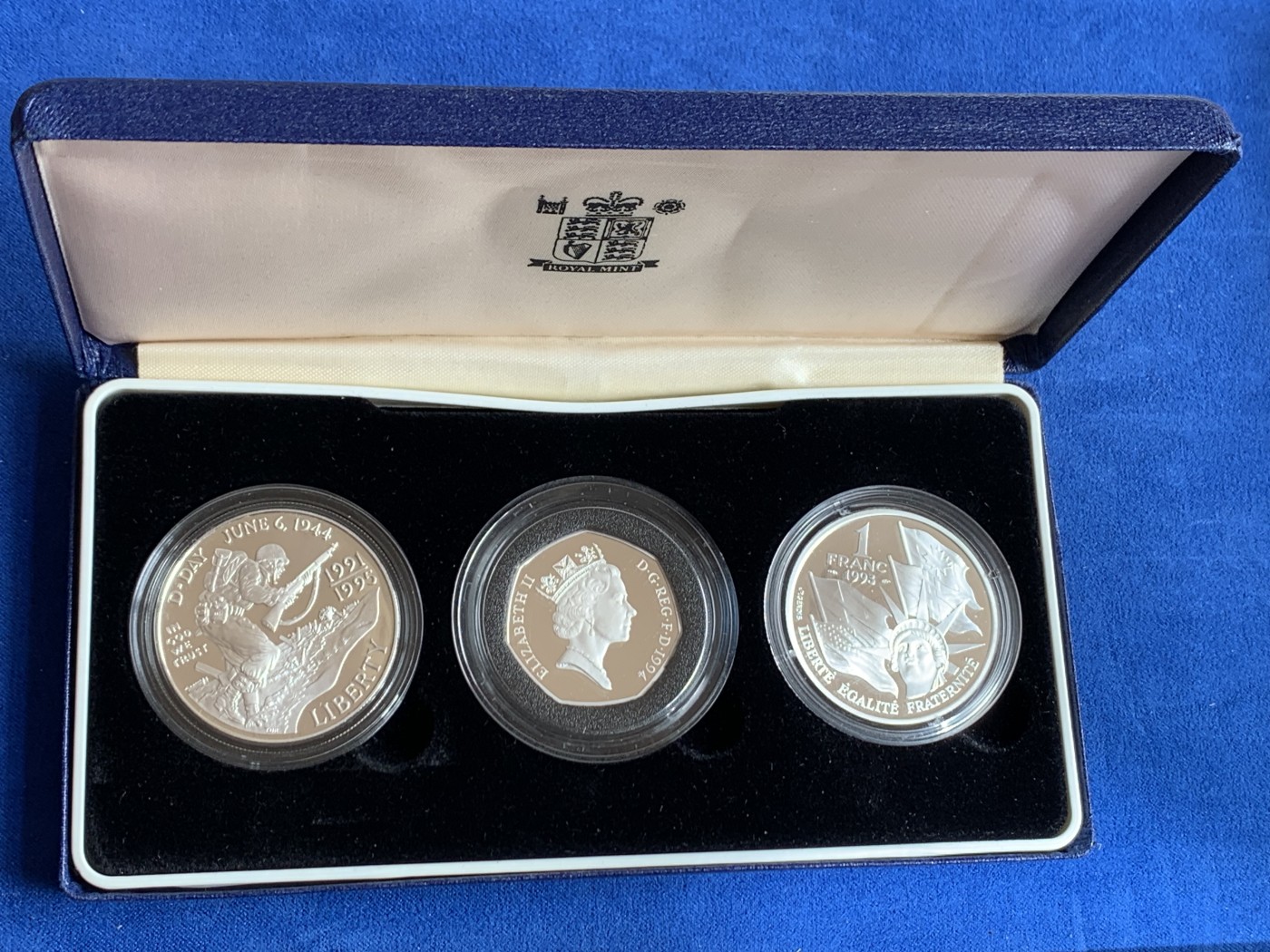 《竞宝斋》第245场-周日，周一 ，周二3场连拍 (全场包邮) 英法美诺曼底登陆D-DAY50周年纪念套币精制银币（3枚）克劳斯获奖1996年最佳银币、最受欢迎、最佳时事（英），最佳历史（法） 礼盒装含证书 900银 62.43克