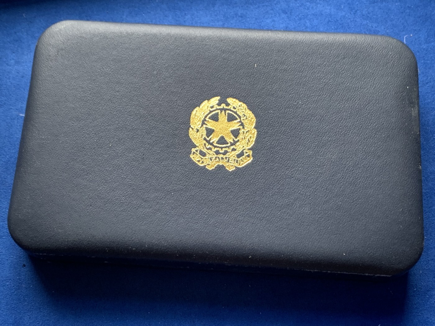 《竞宝斋》第245场-周日，周一 ，周二3场连拍 (全场包邮) 意大利1999年精制套币，阿尔菲耶里纪念，200里拉、500里拉都是独年设计，盒证全