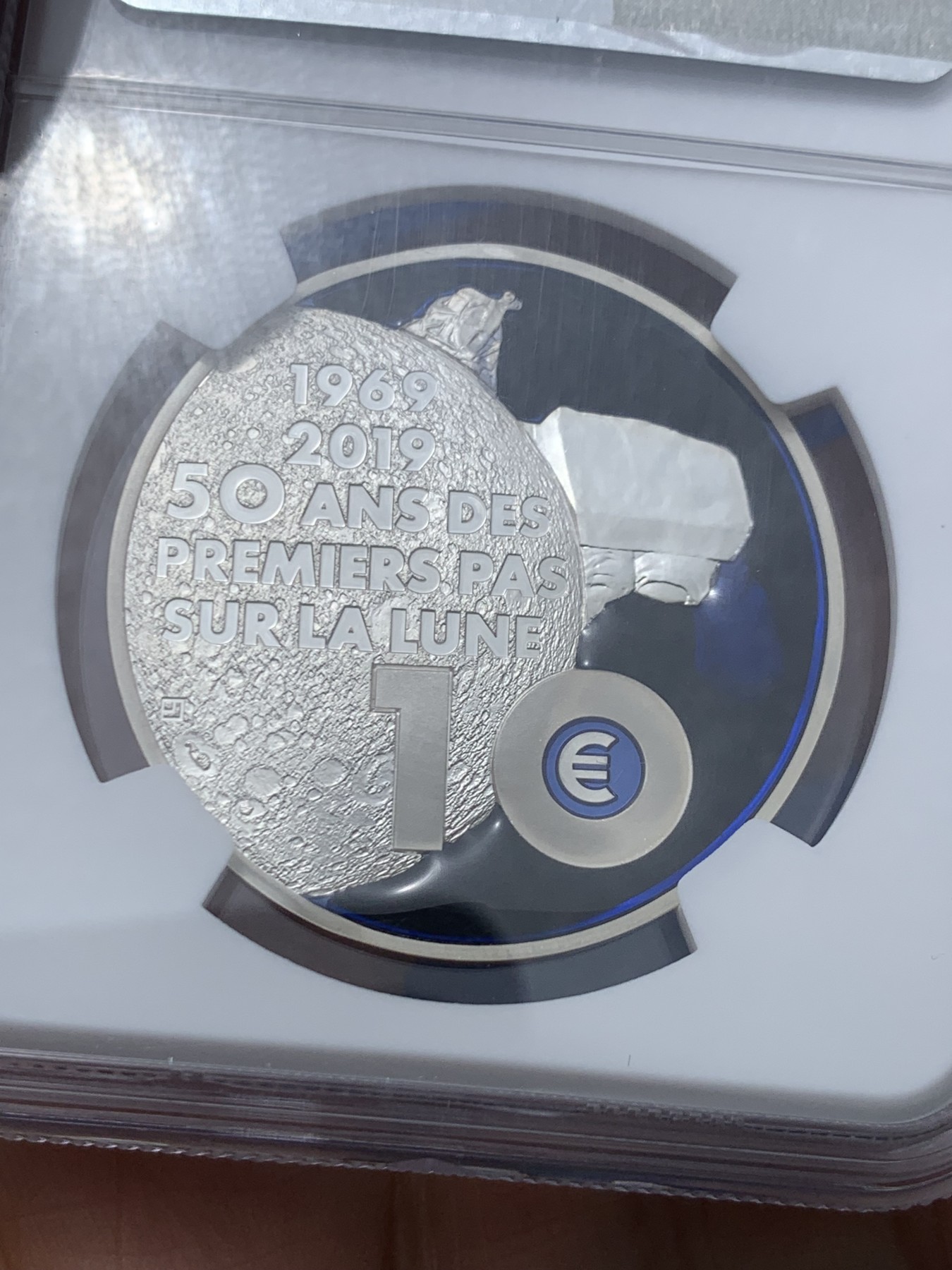 《竞宝斋》第245场-周日，周一 ，周二3场连拍 (全场包邮) NGC-PF69UC 法国2013年发行人类登月50周年镶嵌特殊物质银币-10欧精制币（正反两面主题，限量发行5000枚）17克 38mm 900银