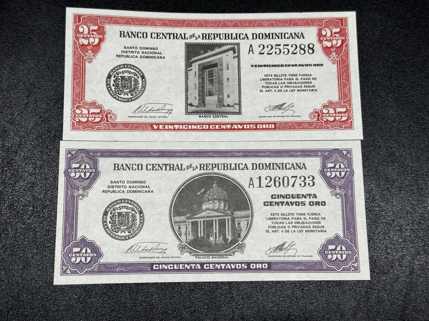 《外钞收藏家》第三百四十七期 美洲纸币专场（荷属安的列斯、福克兰群岛、阿鲁巴、墨西哥等） 多米尼加共和国1961年发行25/50，套币2枚（P87/89） 全新 25的边上有个黄点