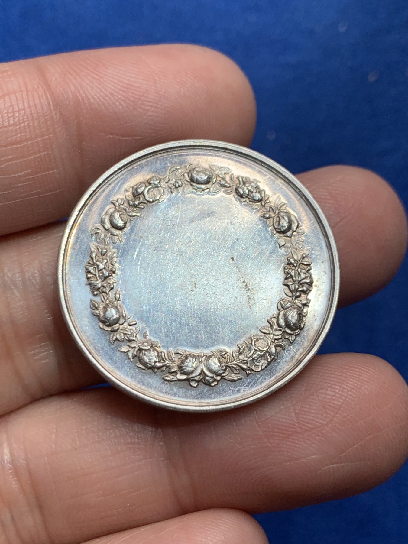 《竞宝斋》第245场-周日，周一 ，周二3场连拍 (全场包邮) 法国银质婚章 30.4mm 11.9克 丰饶角边铭银标