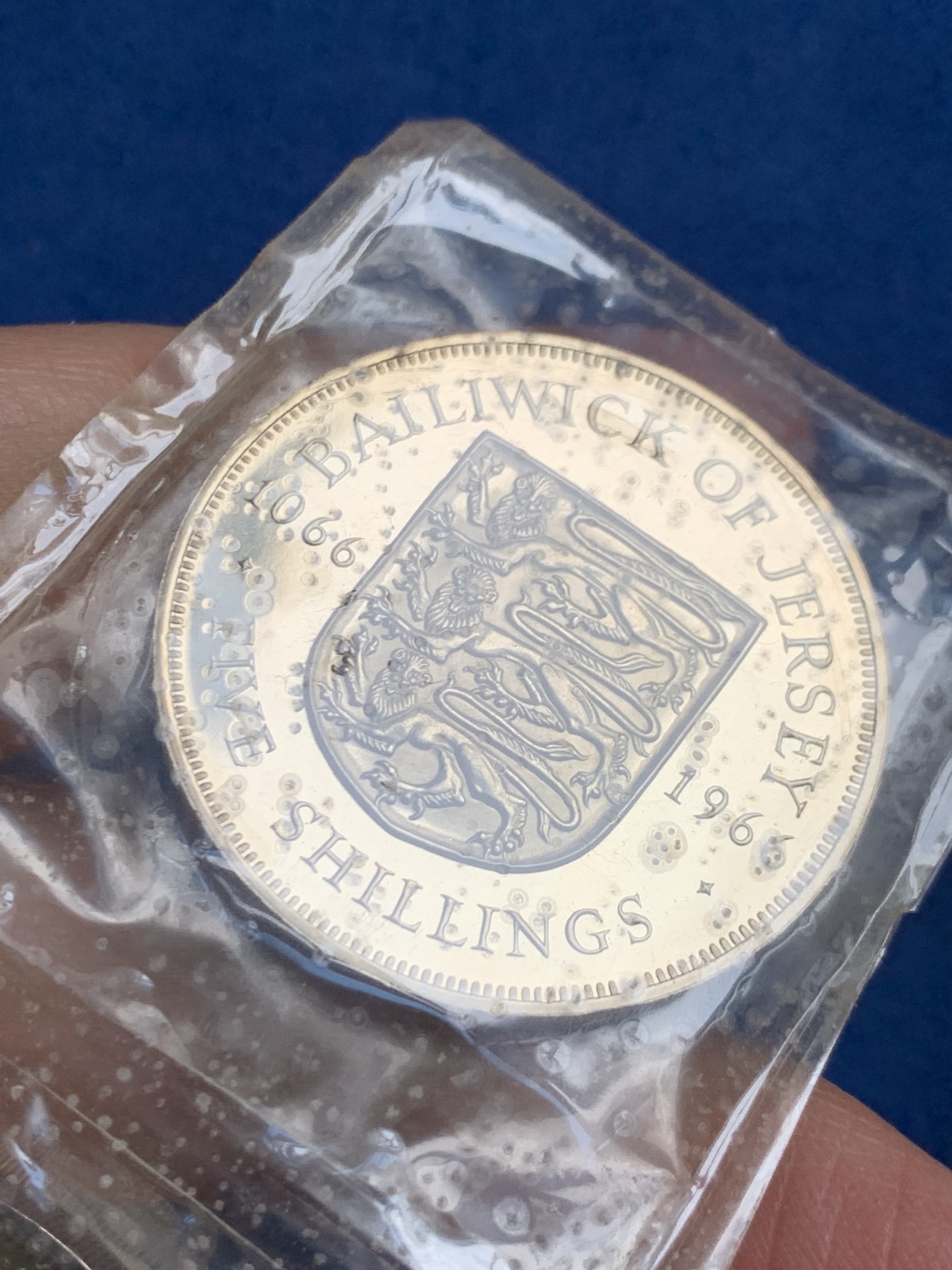 《竞宝斋》第245场-周日，周一 ，周二3场连拍 (全场包邮) 英属泽西 1966年 伊丽莎白二世精制套币 2枚5先令一套 官方原盒 白点是塑料膜上的氧化 币保存的很好