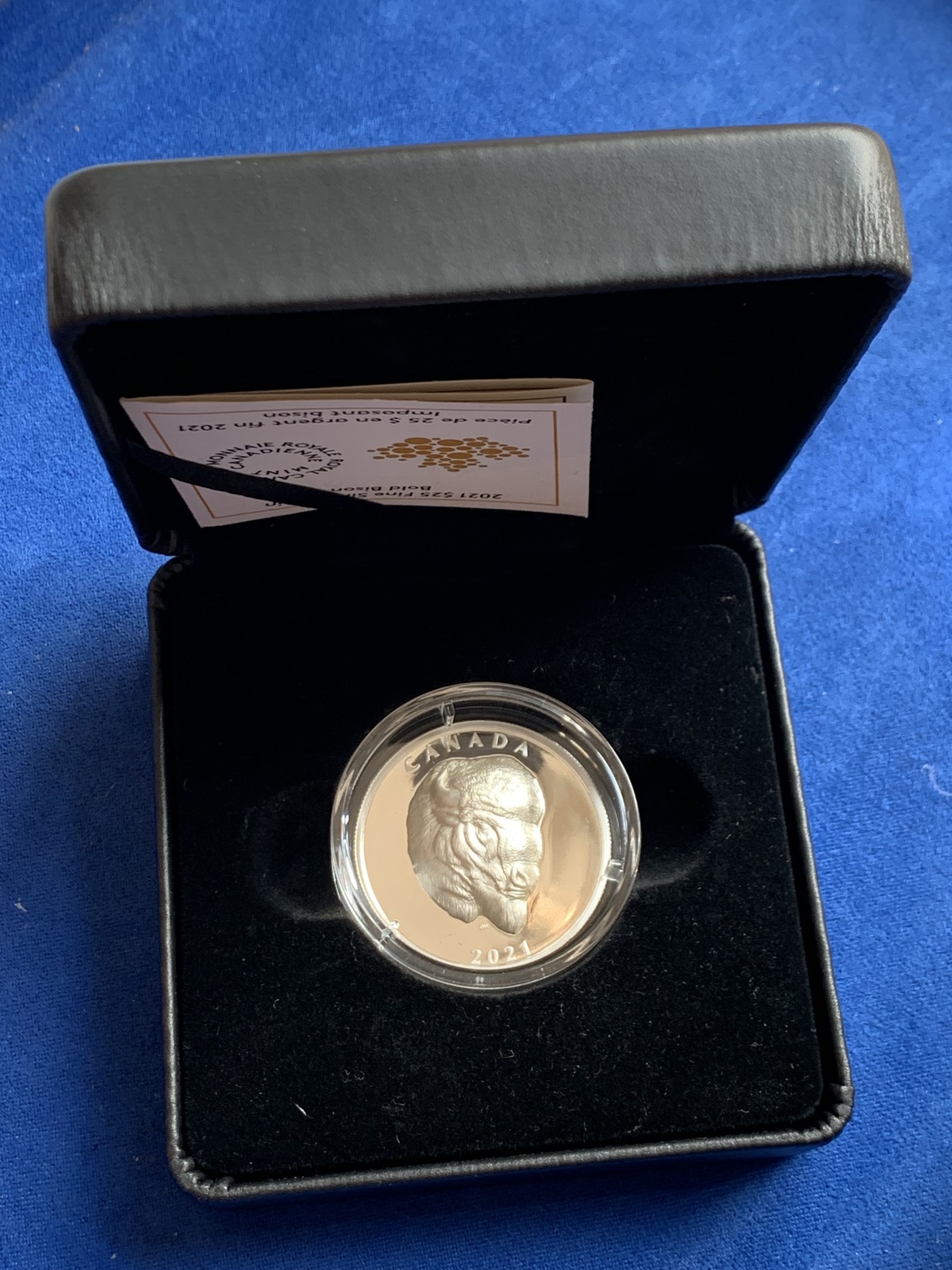《竞宝斋》第245场-周日，周一 ，周二3场连拍 (全场包邮) 加拿大2021年发行野生动物系列-北美野牛精制银币-25加元（超高浮雕作品，限量5000枚） 礼盒装带证书 36mm 1盎司 9999银