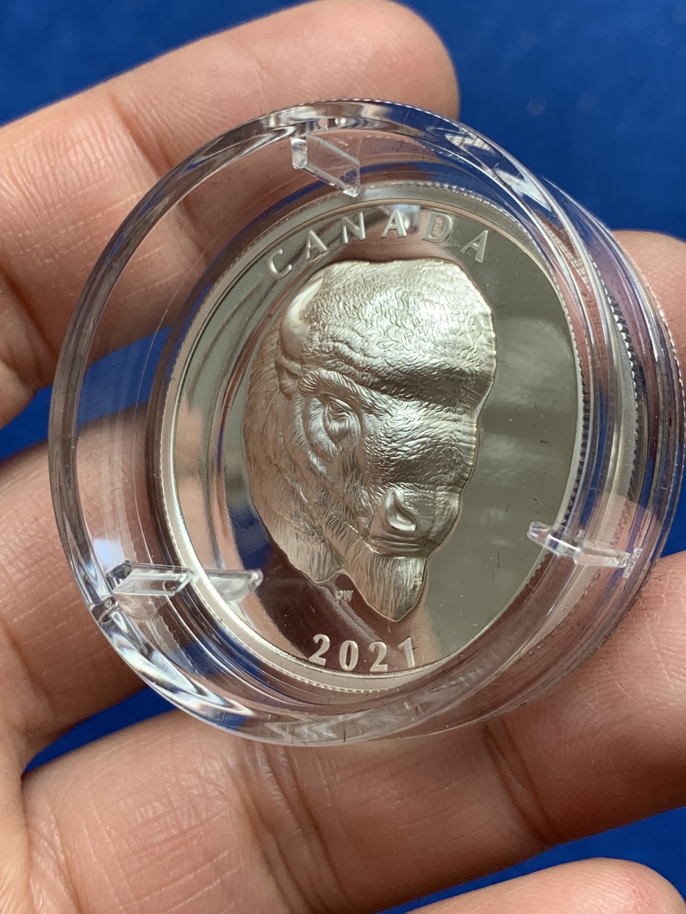 《竞宝斋》第245场-周日，周一 ，周二3场连拍 (全场包邮) 加拿大2021年发行野生动物系列-北美野牛精制银币-25加元（超高浮雕作品，限量5000枚） 礼盒装带证书 36mm 1盎司 9999银