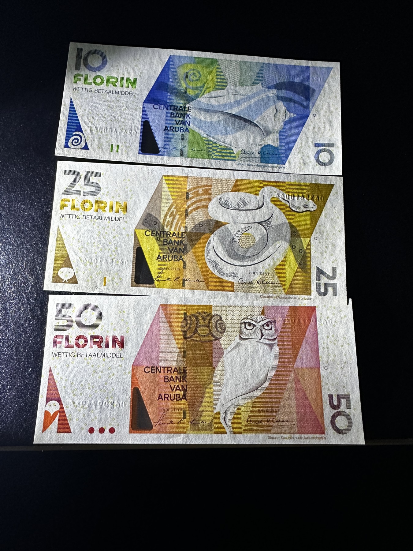 《外钞收藏家》第三百四十七期 美洲纸币专场（荷属安的列斯、福克兰群岛、阿鲁巴、墨西哥等） 阿鲁巴2003年10/25/50弗洛林，小套3枚（P16-18）全新UNC