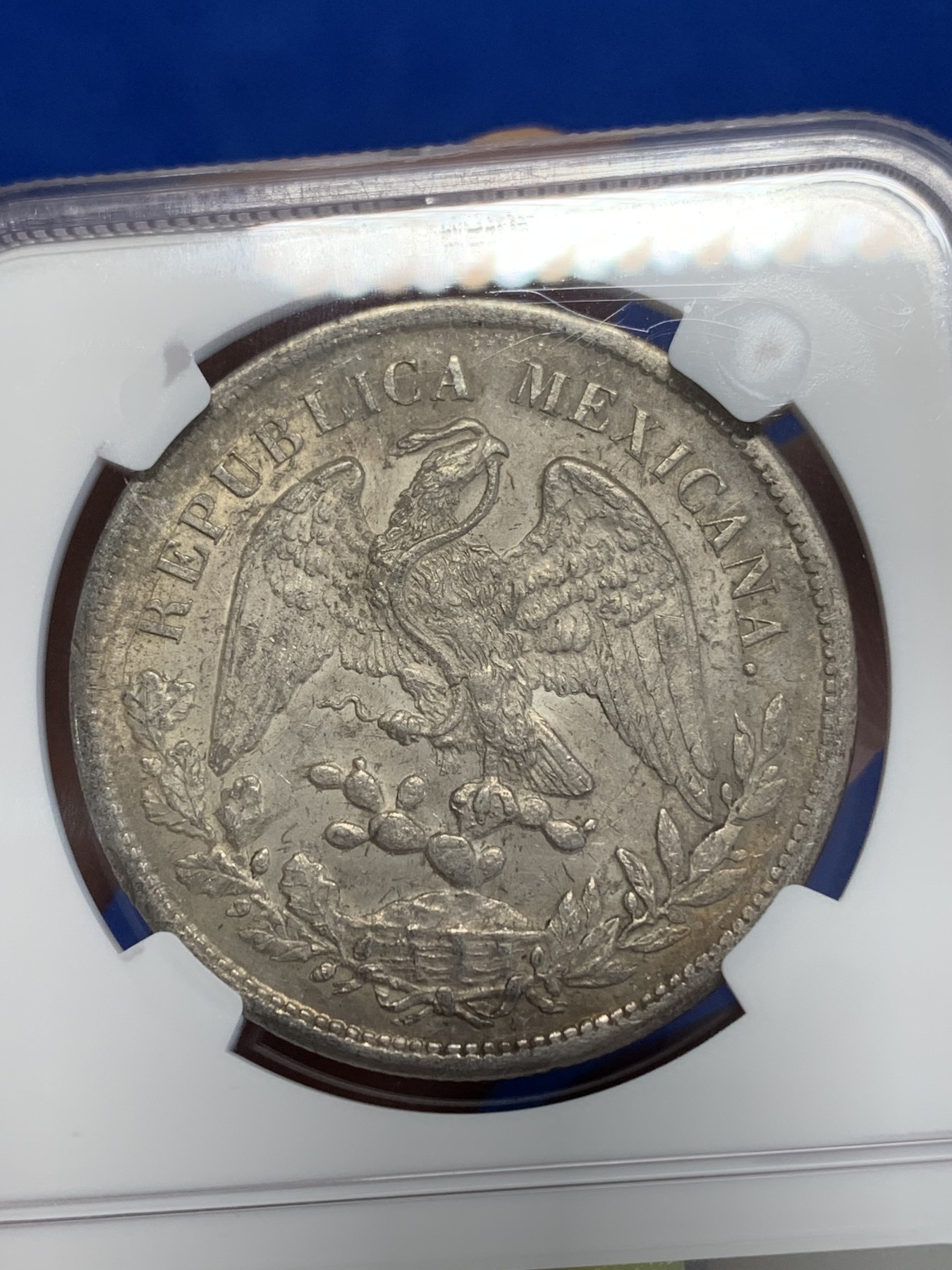 《竞宝斋》第245场-周日，周一 ，周二3场连拍 (全场包邮) NGC-AUD 墨西哥1898年ZS FZ直边鹰洋1比索银币，原汁原味老包浆，包浆醇厚，打制精美，状态极佳，经典潜力品种。