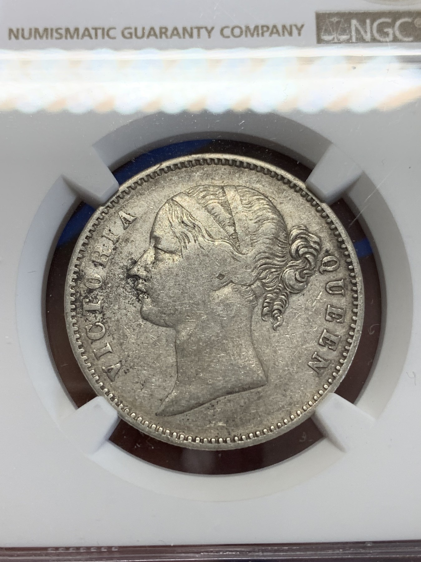 《竞宝斋》第245场-周日，周一 ，周二3场连拍 (全场包邮) NGC VFD 英属印度1840年维多利亚女王双辫版1卢比银币