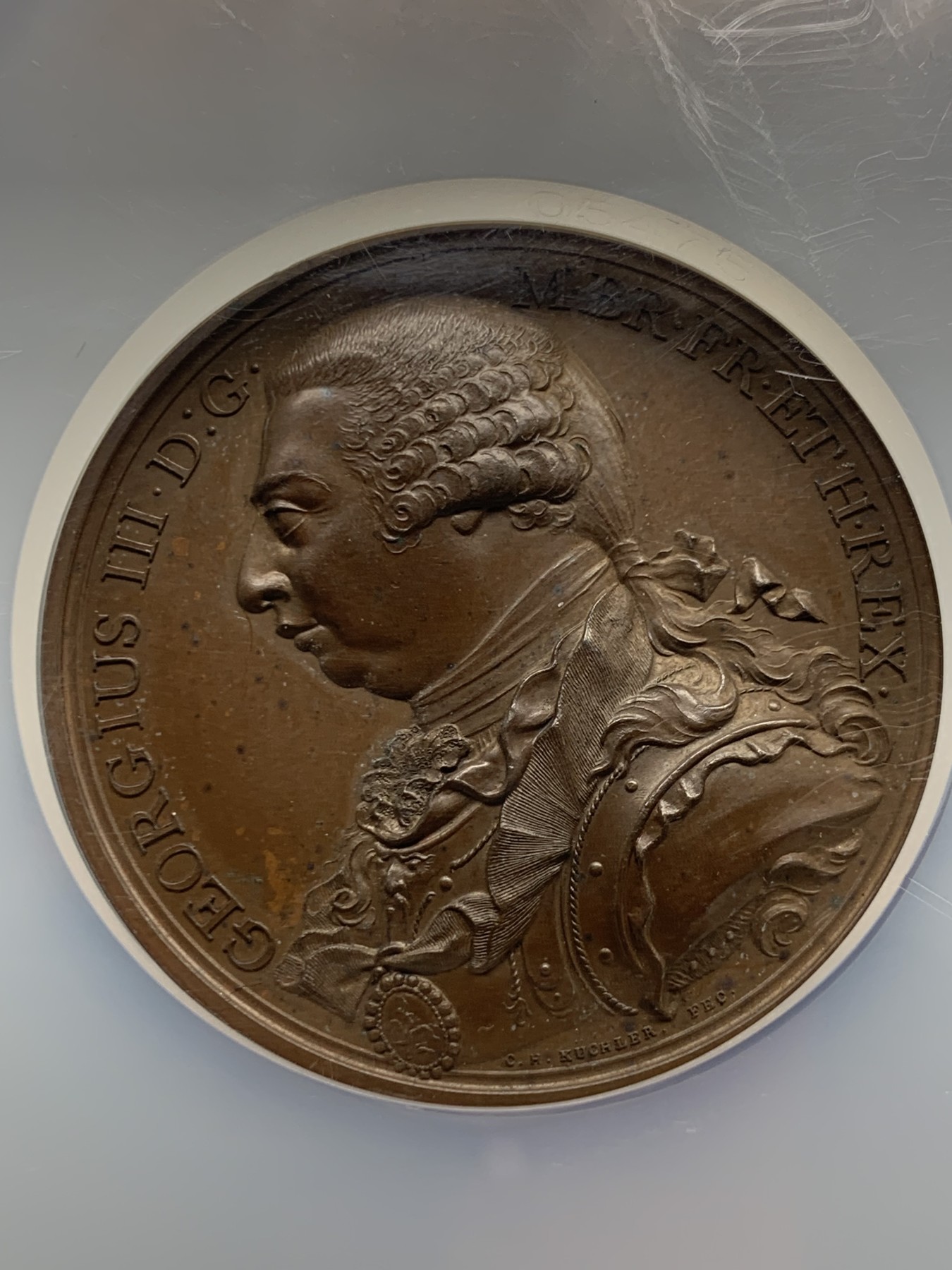 《竞宝斋》第245场-周日，周一 ，周二3场连拍 (全场包邮) NGC MS64BN 1798年英国乔治三世胜利纪念铜章 纪念该年英国取得大小战役的胜利，大车轮和英格兰银行一元的雕刻师Kuchler操刀，高浮雕的设计空间使其的才能展现得淋漓尽致。精美的戎装像栩栩如生，背面的布列塔尼繁复而不凌乱。最高分，原状态巧克力，底板有些许镜面感