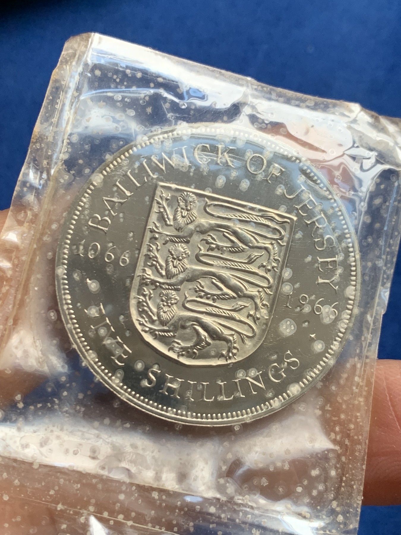 《竞宝斋》第245场-周日，周一 ，周二3场连拍 (全场包邮) 英属泽西 1966年 伊丽莎白二世精制套币 2枚5先令一套 官方原盒 白点是塑料膜上的氧化 币保存的很好