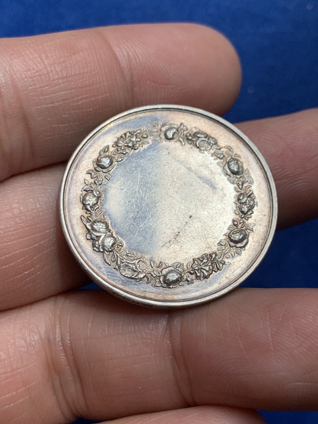 《竞宝斋》第245场-周日，周一 ，周二3场连拍 (全场包邮) 法国银质婚章 30.4mm 11.9克 丰饶角边铭银标