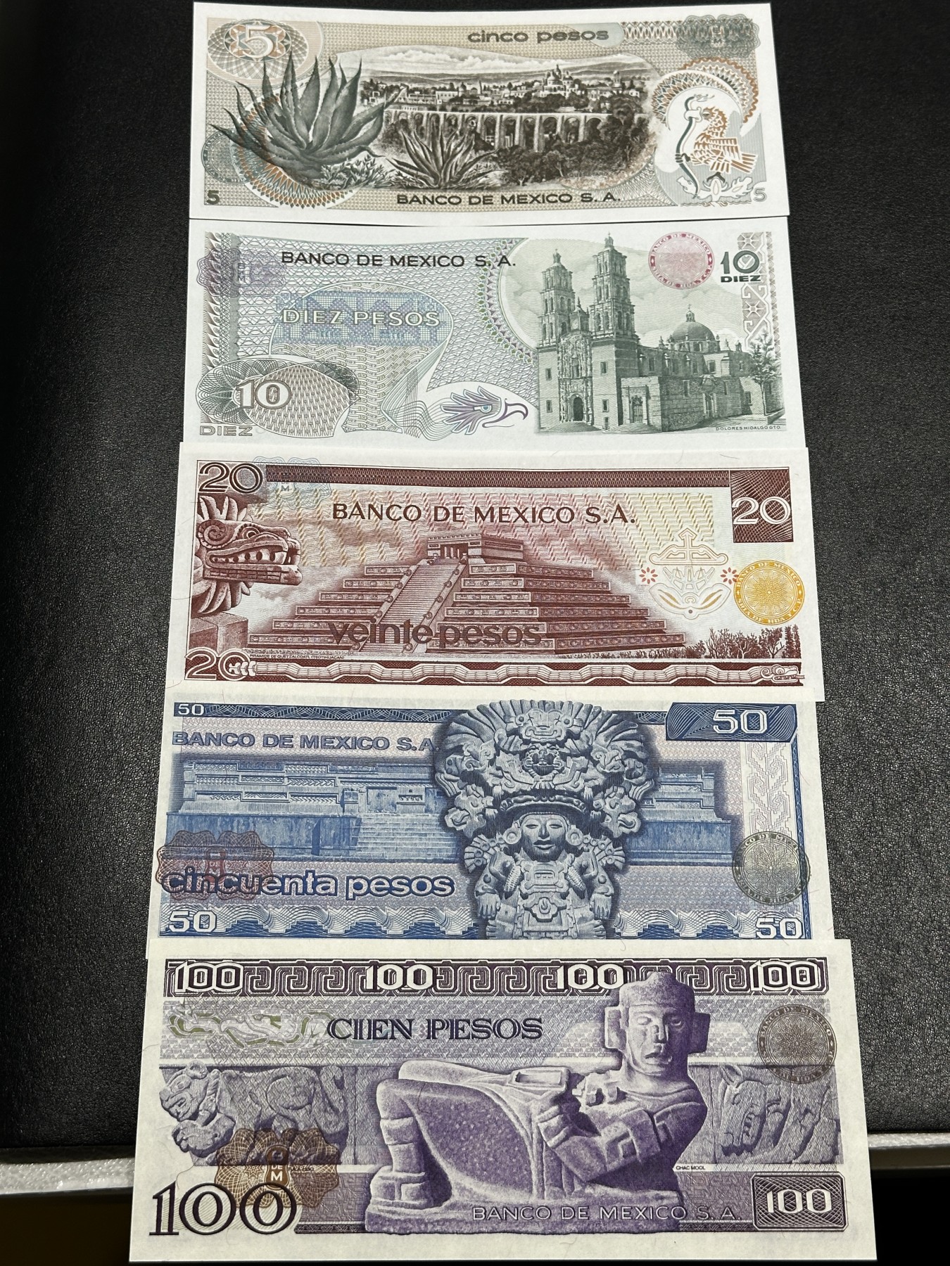 《外钞收藏家》第三百四十七期 美洲纸币专场（荷属安的列斯、福克兰群岛、阿鲁巴、墨西哥等） 墨西哥1969-1974年版5/10/20/50/100比索，套币5枚全，全同号A3698！（P62-66）全新UNC