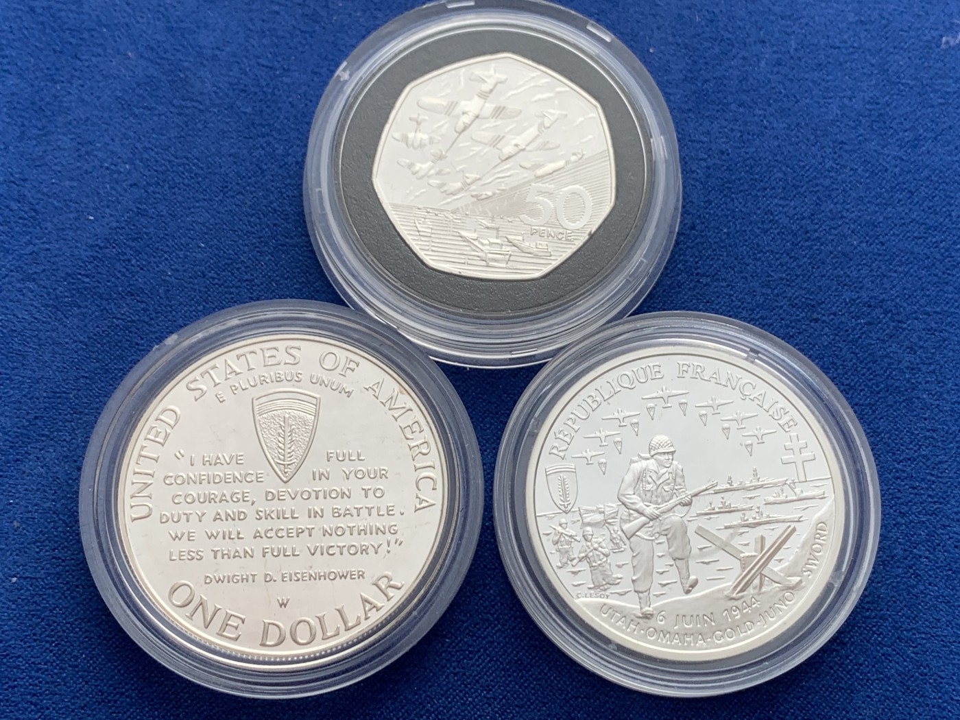 《竞宝斋》第245场-周日，周一 ，周二3场连拍 (全场包邮) 英法美诺曼底登陆D-DAY50周年纪念套币精制银币（3枚）克劳斯获奖1996年最佳银币、最受欢迎、最佳时事（英），最佳历史（法） 礼盒装含证书 900银 62.43克