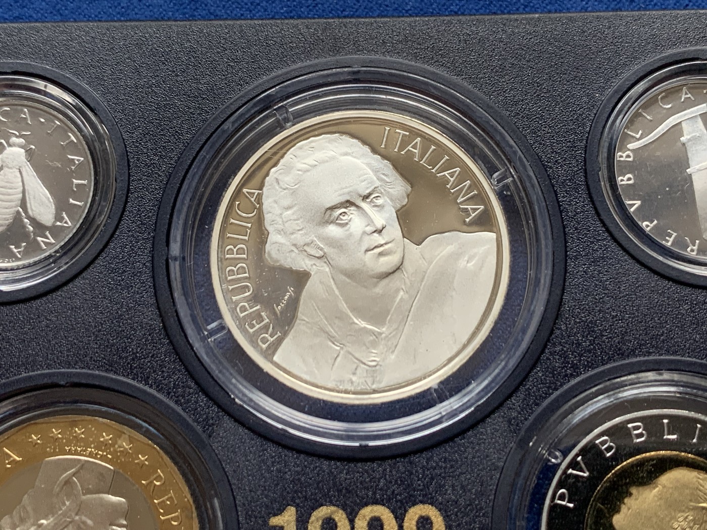 《竞宝斋》第245场-周日，周一 ，周二3场连拍 (全场包邮) 意大利1999年精制套币，阿尔菲耶里纪念，200里拉、500里拉都是独年设计，盒证全