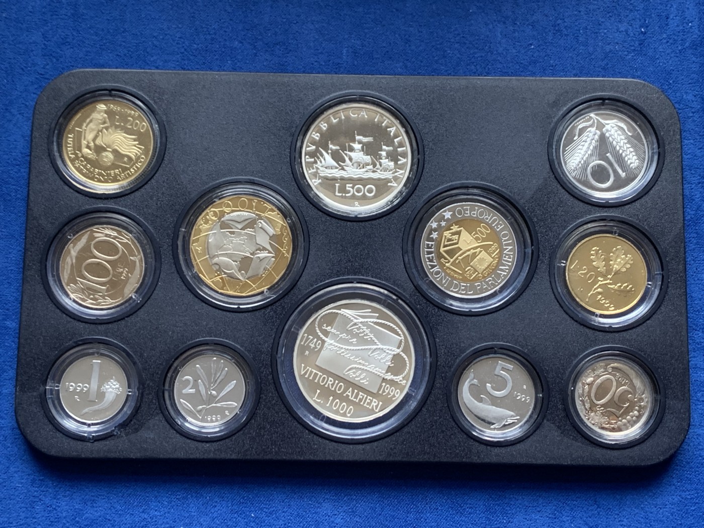 《竞宝斋》第245场-周日，周一 ，周二3场连拍 (全场包邮) 意大利1999年精制套币，阿尔菲耶里纪念，200里拉、500里拉都是独年设计，盒证全