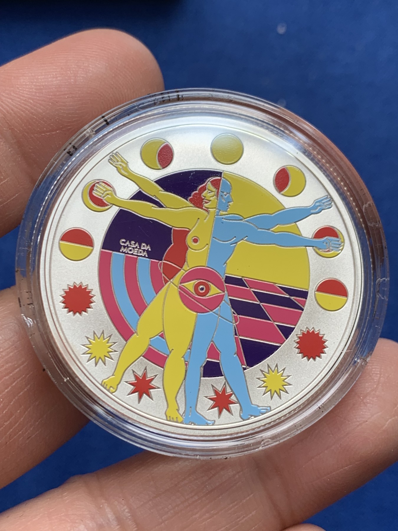 《竞宝斋》第245场-周日，周一 ，周二3场连拍 (全场包邮) 葡萄牙2022年发行-城市当代艺术系列“阿卡柯里昂”彩银纪念币-10欧精制币（限量4000枚，带树脂底盘展架，市价800元） 礼盒装含证书 27.2克 40mm 925银