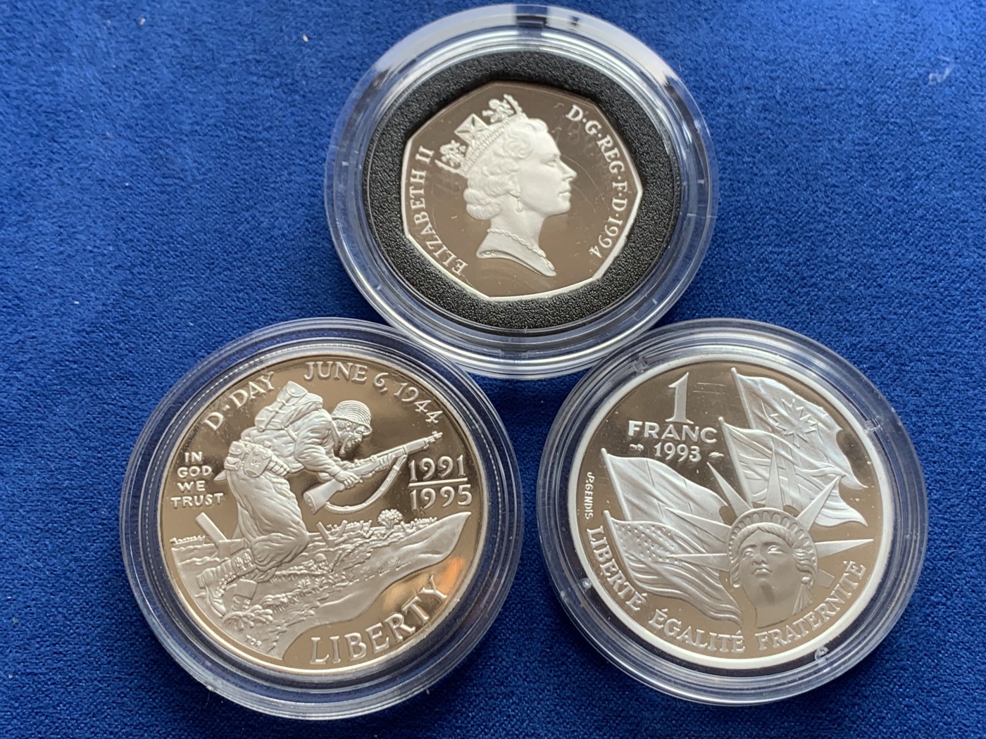 《竞宝斋》第245场-周日，周一 ，周二3场连拍 (全场包邮) 英法美诺曼底登陆D-DAY50周年纪念套币精制银币（3枚）克劳斯获奖1996年最佳银币、最受欢迎、最佳时事（英），最佳历史（法） 礼盒装含证书 900银 62.43克
