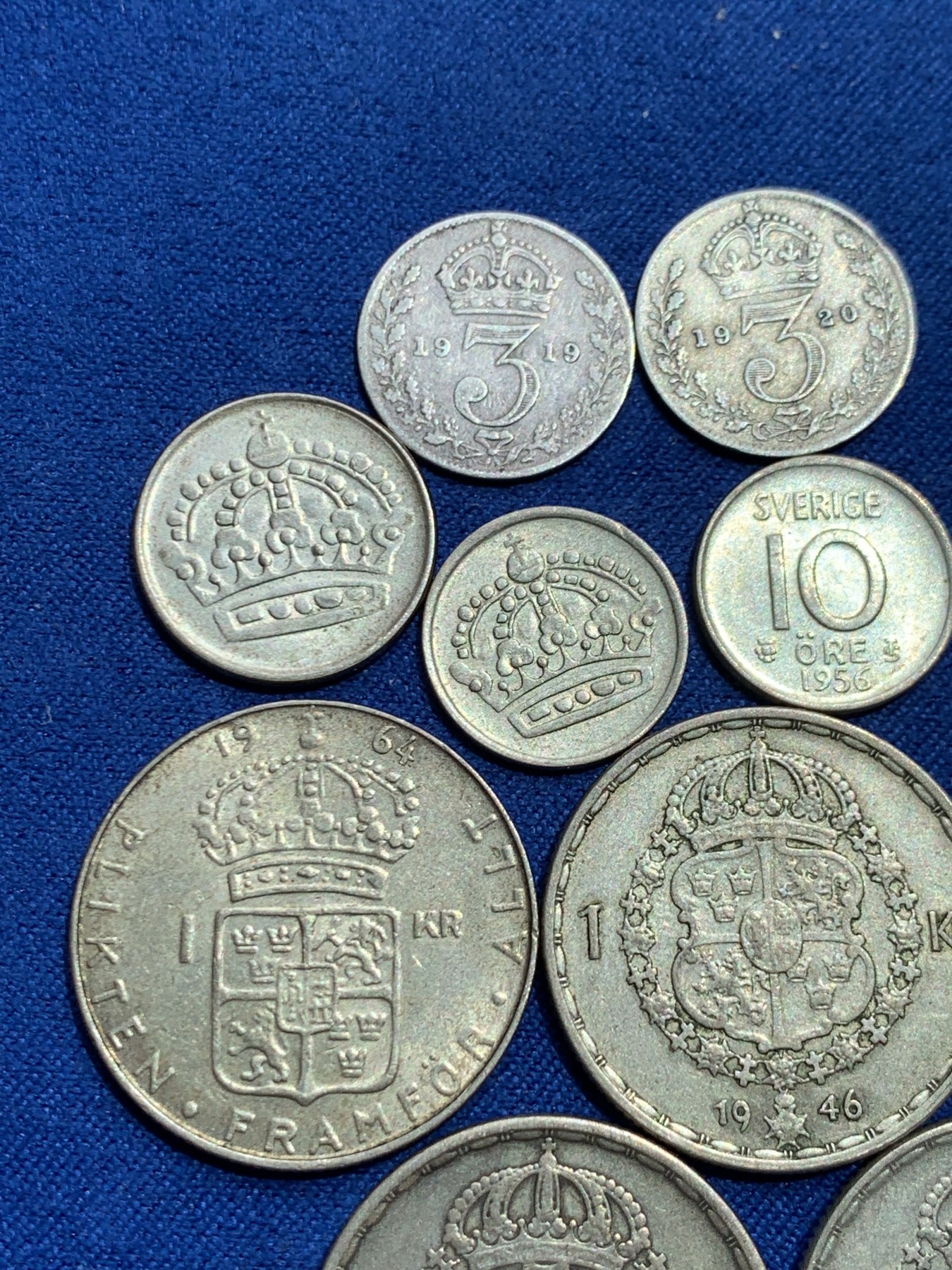 《竞宝斋》第245场-周日，周一 ，周二3场连拍 (全场包邮) 9枚一组瑞典不同年份1KR银币四枚、25欧尔一枚、10欧尔两枚、英国3便士小银币两枚。