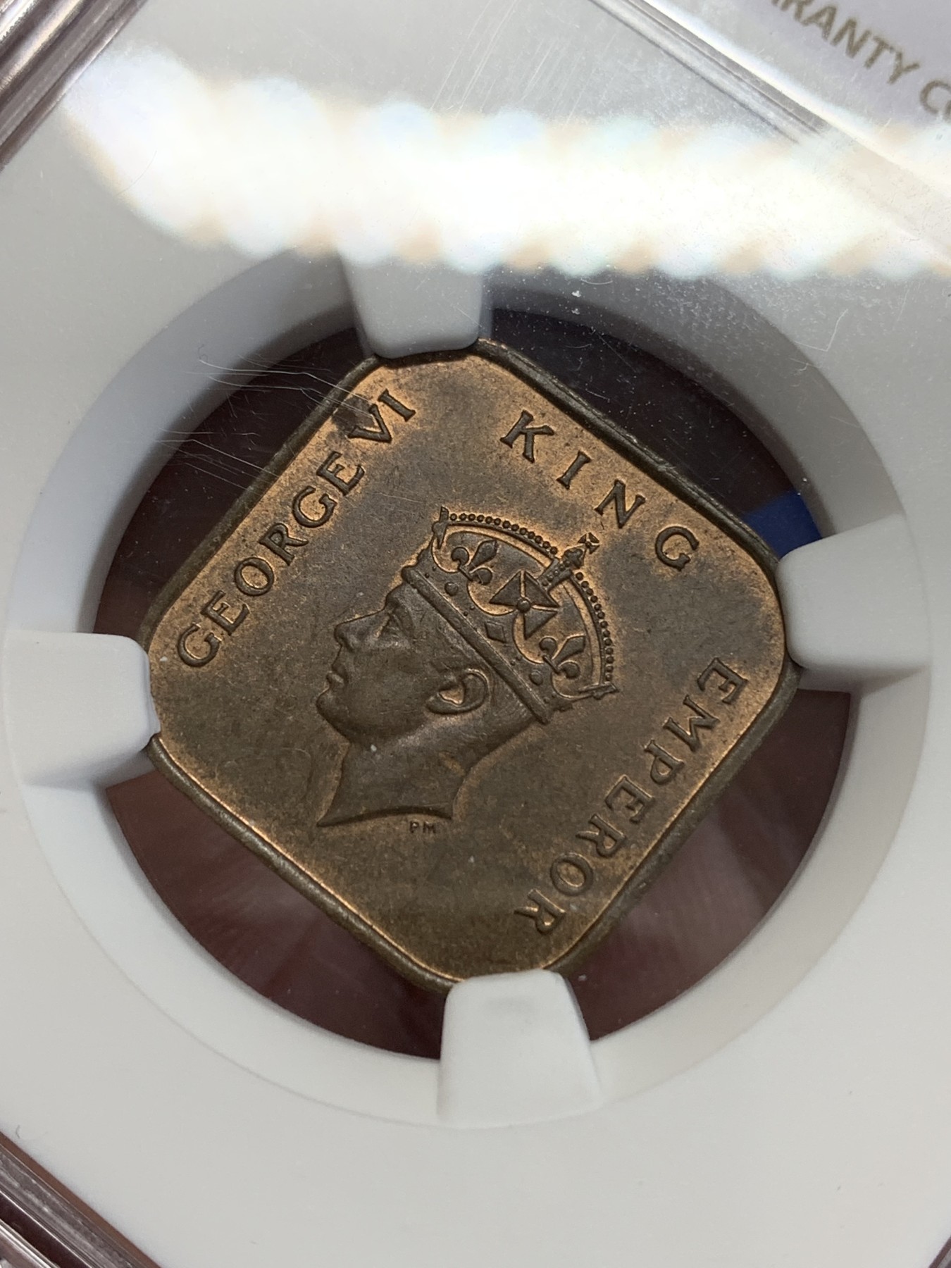 《竞宝斋》第245场-周日，周一 ，周二3场连拍 (全场包邮) NGC-MS63BN 1939年马来亚乔治六世1分方形铜币，早期大版，不是常见的后期小版。红铜光犹存，更高分仅4枚。