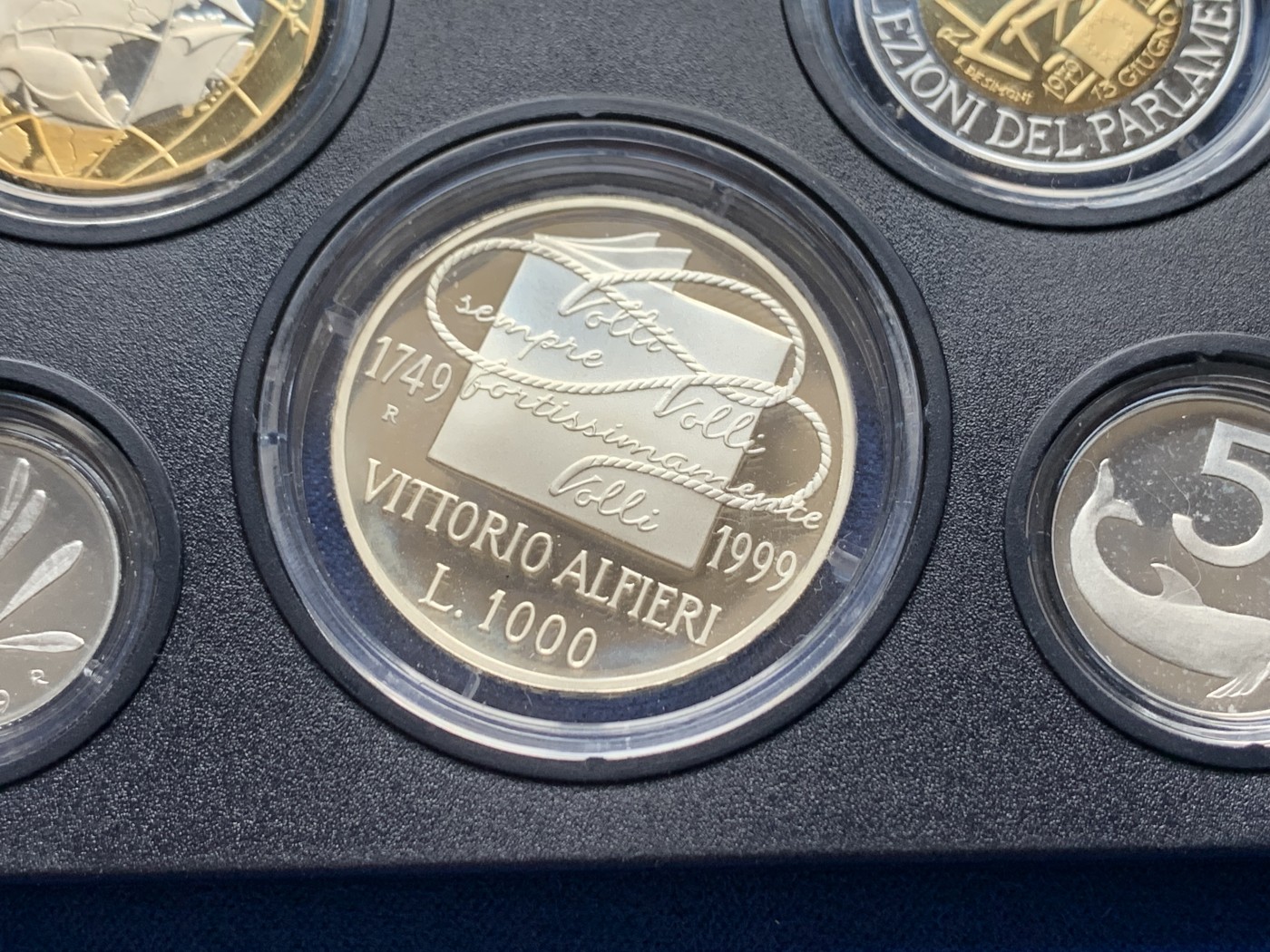 《竞宝斋》第245场-周日，周一 ，周二3场连拍 (全场包邮) 意大利1999年精制套币，阿尔菲耶里纪念，200里拉、500里拉都是独年设计，盒证全