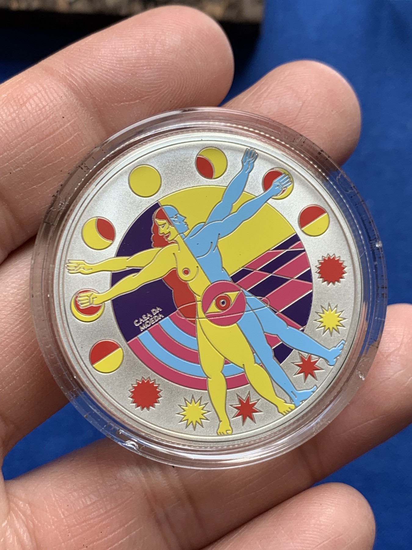 《竞宝斋》第245场-周日，周一 ，周二3场连拍 (全场包邮) 葡萄牙2022年发行-城市当代艺术系列“阿卡柯里昂”彩银纪念币-10欧精制币（限量4000枚，带树脂底盘展架，市价800元） 礼盒装含证书 27.2克 40mm 925银