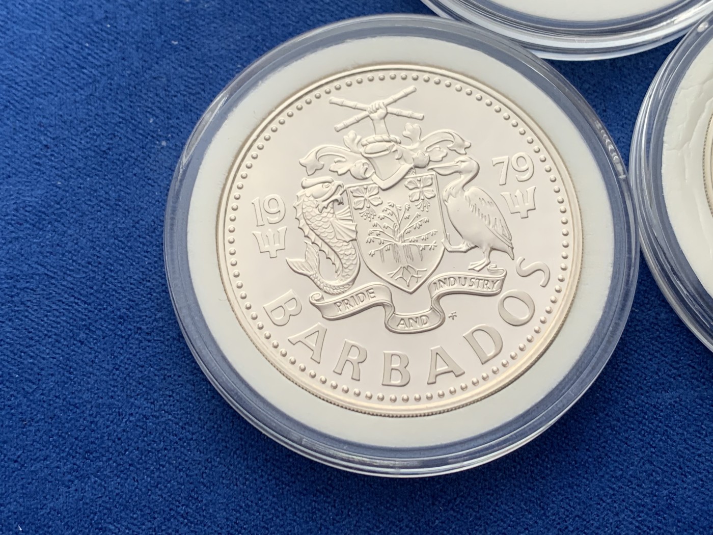 《竞宝斋》第245场-周日，周一 ，周二3场连拍 (全场包邮) 5枚一组 巴巴多斯1979年精制套币（喷泉为1盎司精制银币，其余为合金币，1979年的发行量为历年最少4126枚） 38mm 999银