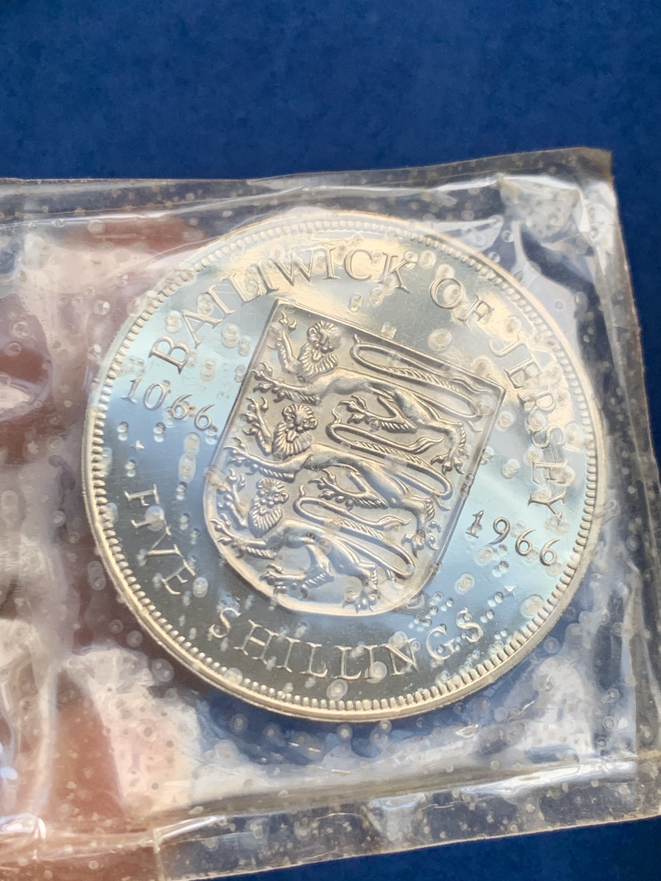 《竞宝斋》第245场-周日，周一 ，周二3场连拍 (全场包邮) 英属泽西 1966年 伊丽莎白二世精制套币 2枚5先令一套 官方原盒 白点是塑料膜上的氧化 币保存的很好