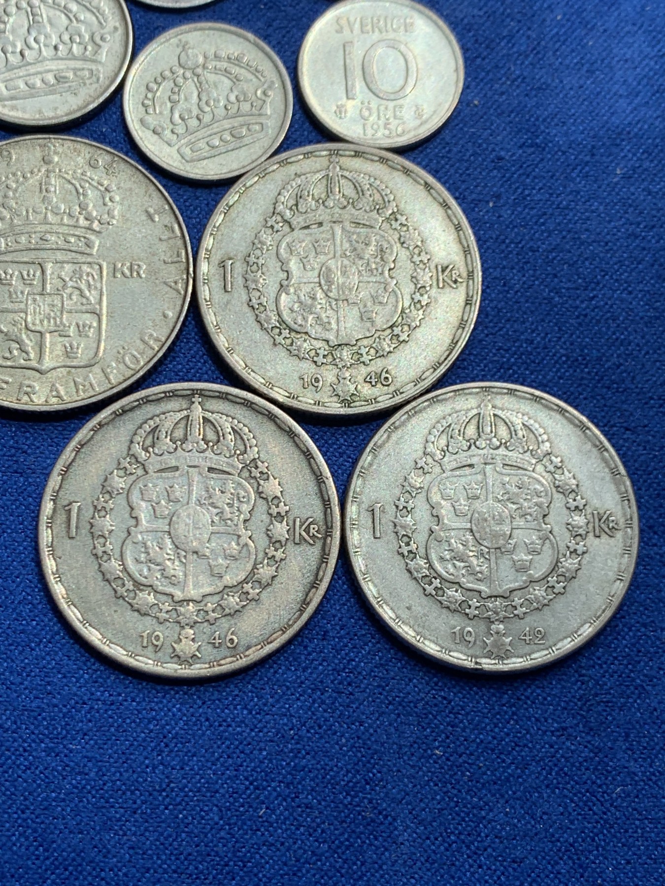 《竞宝斋》第245场-周日，周一 ，周二3场连拍 (全场包邮) 9枚一组瑞典不同年份1KR银币四枚、25欧尔一枚、10欧尔两枚、英国3便士小银币两枚。