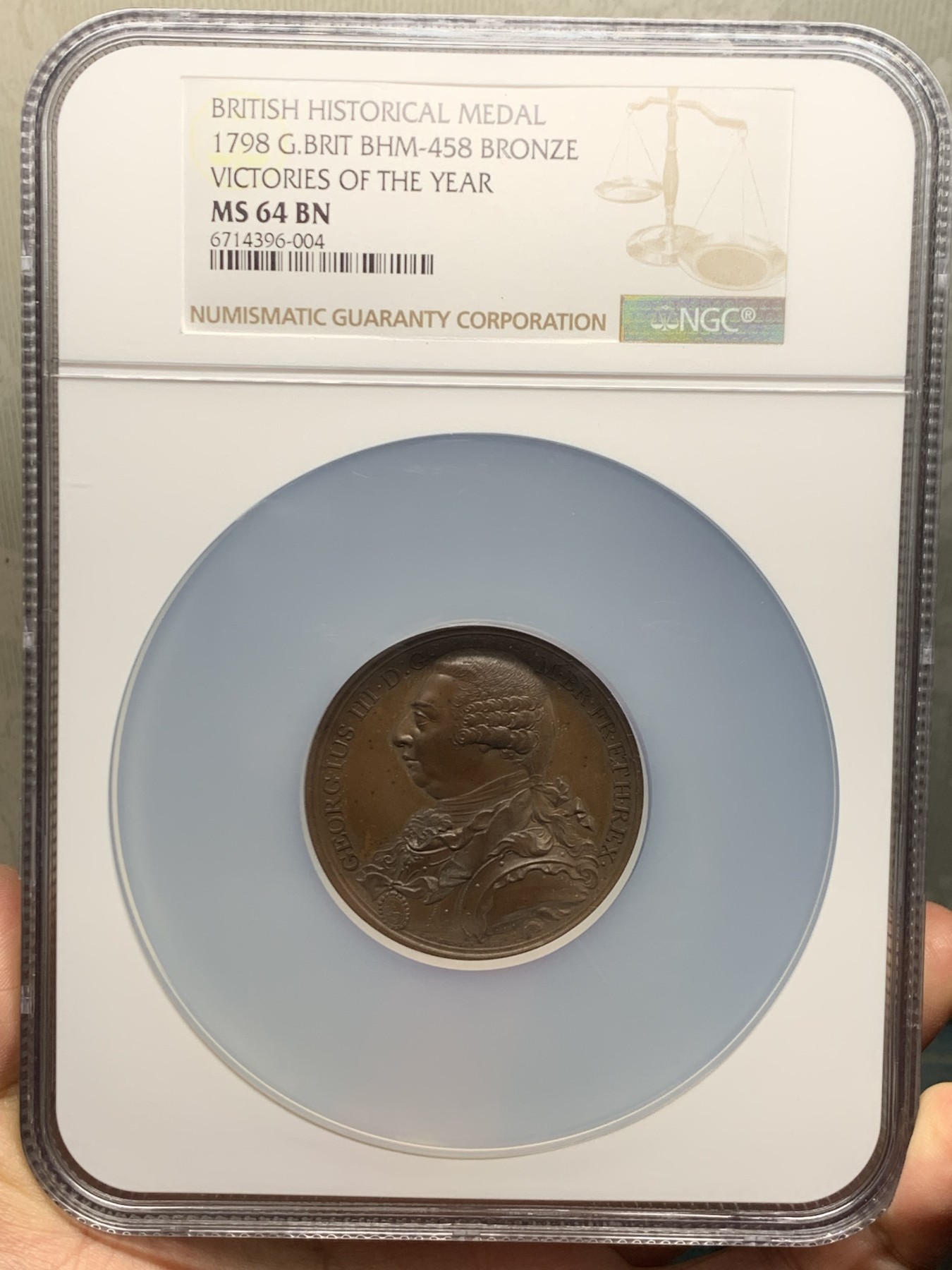 《竞宝斋》第245场-周日，周一 ，周二3场连拍 (全场包邮) NGC MS64BN 1798年英国乔治三世胜利纪念铜章 纪念该年英国取得大小战役的胜利，大车轮和英格兰银行一元的雕刻师Kuchler操刀，高浮雕的设计空间使其的才能展现得淋漓尽致。精美的戎装像栩栩如生，背面的布列塔尼繁复而不凌乱。最高分，原状态巧克力，底板有些许镜面感