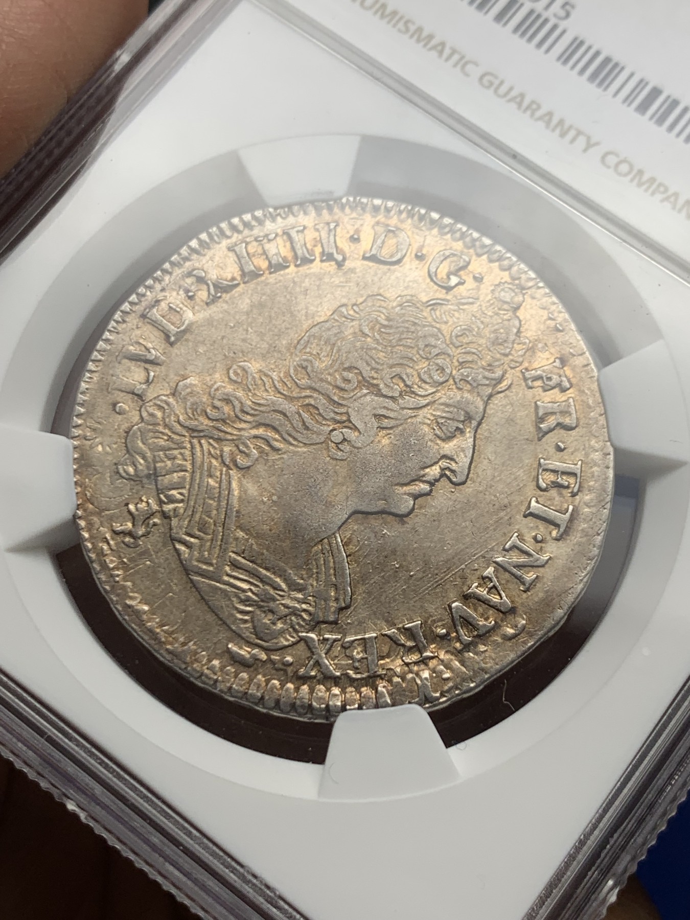 《竞宝斋》第245场-周日，周一 ，周二3场连拍 (全场包邮) 亚军分 NGC AU55 法国 1704(9) 路易十四 太阳王 半埃居银币 淡彩包浆全深打