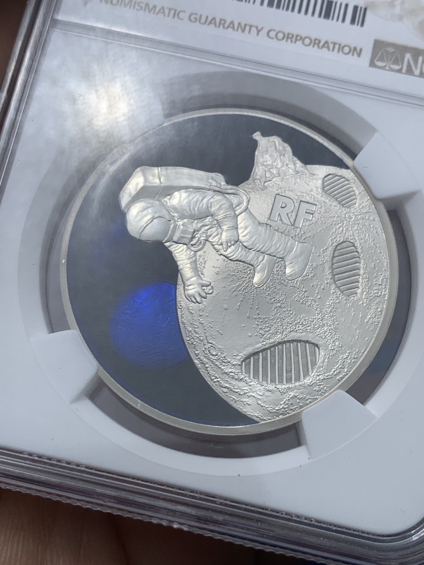 《竞宝斋》第245场-周日，周一 ，周二3场连拍 (全场包邮) NGC-PF69UC 法国2013年发行人类登月50周年镶嵌特殊物质银币-10欧精制币（正反两面主题，限量发行5000枚）17克 38mm 900银