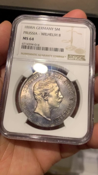 《竞宝斋》第245场-周日，周一 ，周二3场连拍 (全场包邮) 亚军分 NGC-MS64 德国普鲁士1888三皇之年威廉二世短翅5马克大银币，德系马克名誉品，紫罗兰包浆 底板丝滑 高细节 难得品质