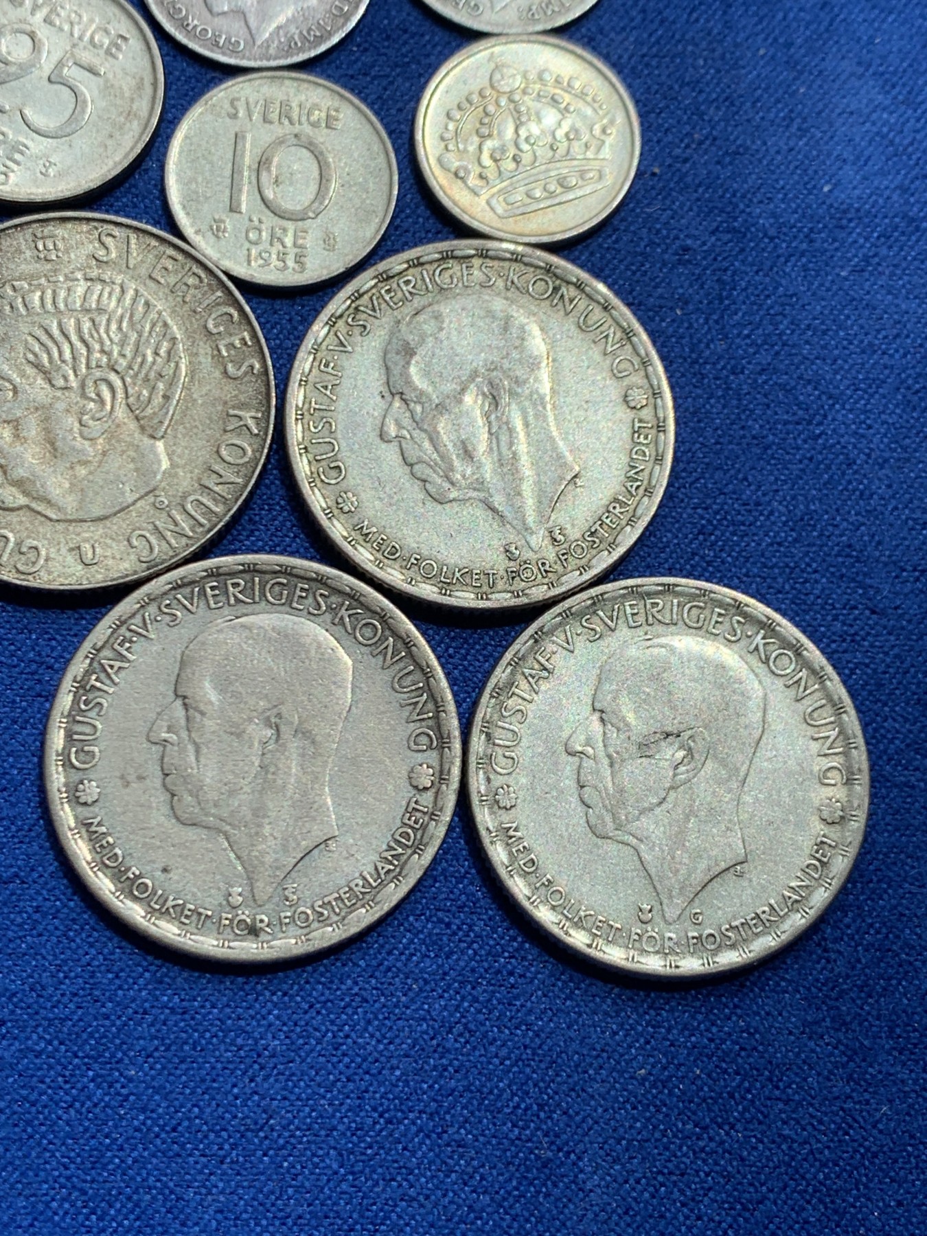 《竞宝斋》第245场-周日，周一 ，周二3场连拍 (全场包邮) 9枚一组瑞典不同年份1KR银币四枚、25欧尔一枚、10欧尔两枚、英国3便士小银币两枚。